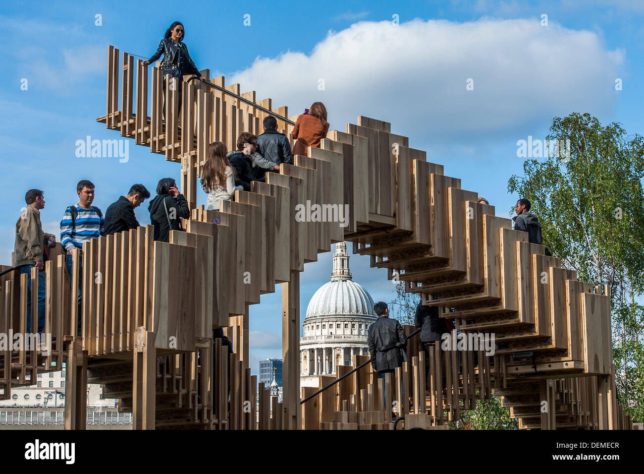 London, UK. 20. September 2013. Endlose Treppe: im Auftrag des London Design Festival, lädt es zu klettern und entdecken eine Reihe von 15 Escher-artige ineinandergreifenden Treppen aus einer Fertigbauweise mit 44 Kubikmeter American Tulipwood gestiftet von AHEC Mitglieder gemacht.  Es wurde von Alex de Rijke, Co-Gründer von dRMM Architekten und Dean of Architecture an der Royal College of Art, in enger Zusammenarbeit mit den Ingenieuren bei Arup entworfen. Tulipwood ist ein reichlich und nachhaltige amerikanisches Laubholz-Export, und zum ersten Mal als Brettsperrholz verwendet wird. © Guy Bell/Alamy Leben Stockfoto