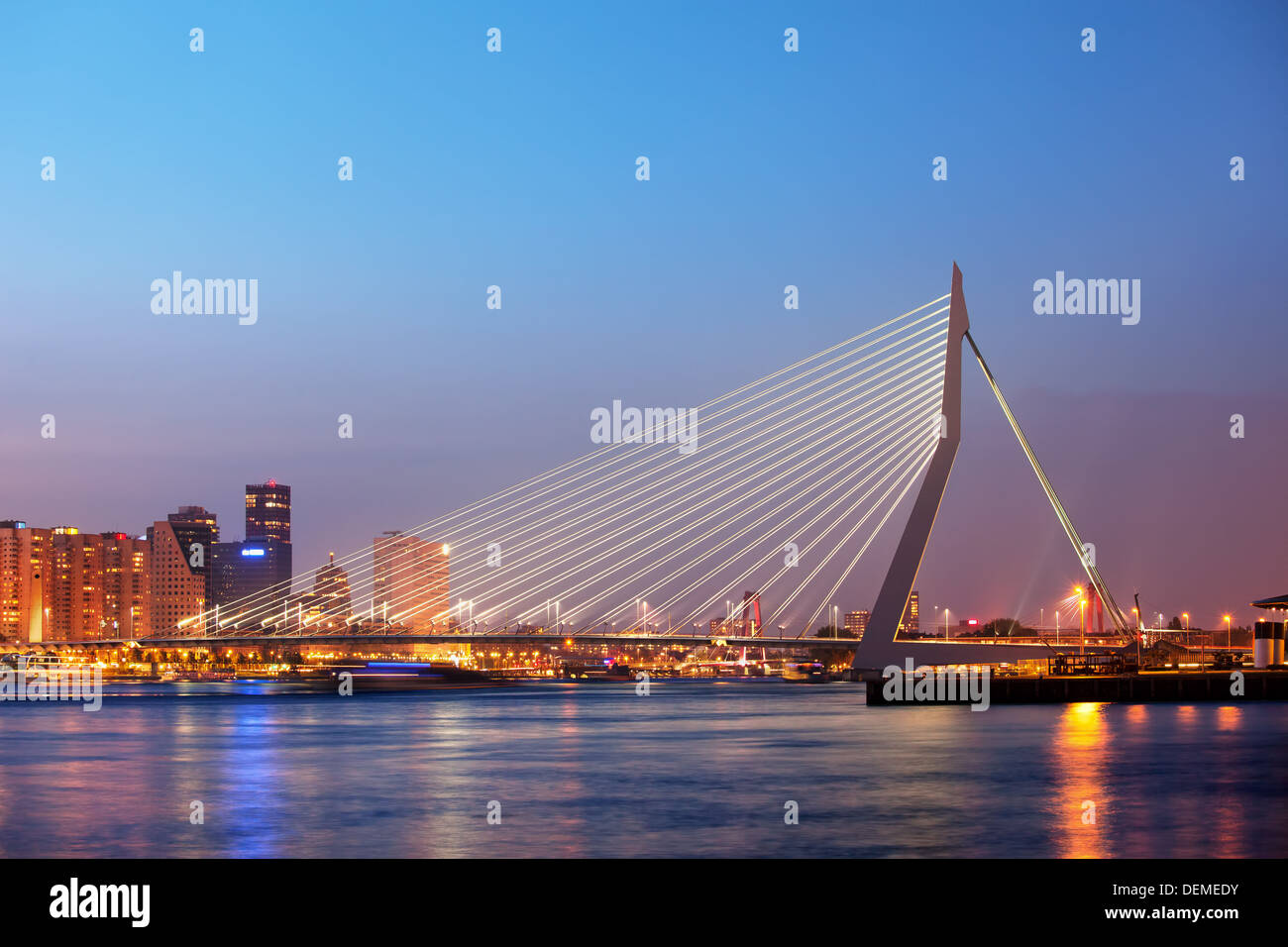 Erasmus-Brücke in der Dämmerung in die Innenstadt von Rotterdam, Niederlande, Provinz Süd-Holland. Stockfoto