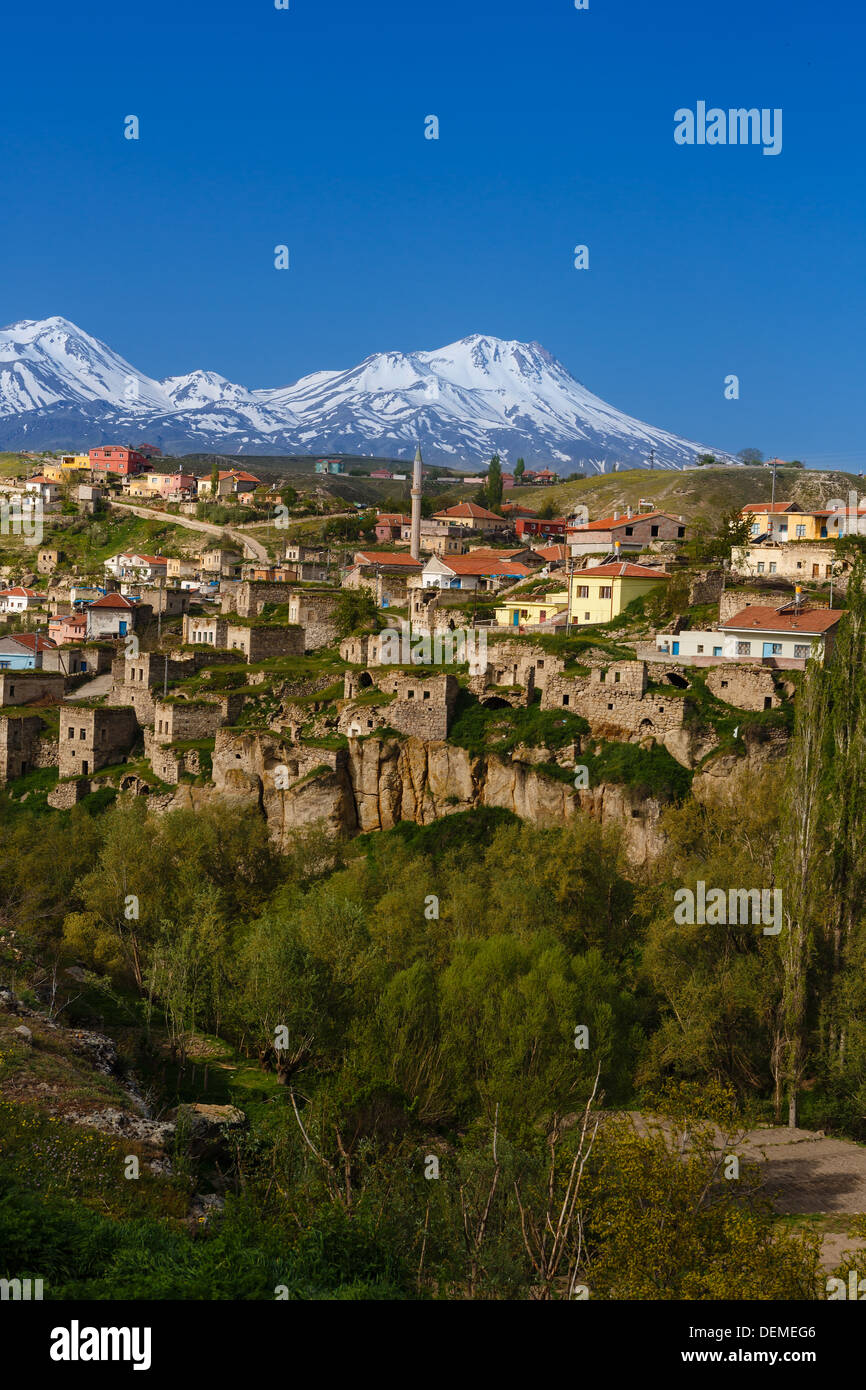 Kleine Stadt in der türkischen Provinz gegen verschneite Berggipfel Stockfoto