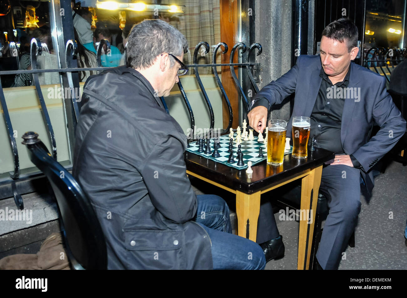 Belfast, Nordirland, 20. September 2013 - zwei Männer Bier trinken und spielen Schach auf dem Fußweg außerhalb des Ohres Tuch in Belfast Kulturnacht. Bildnachweis: Stephen Barnes/Alamy Live-Nachrichten Stockfoto