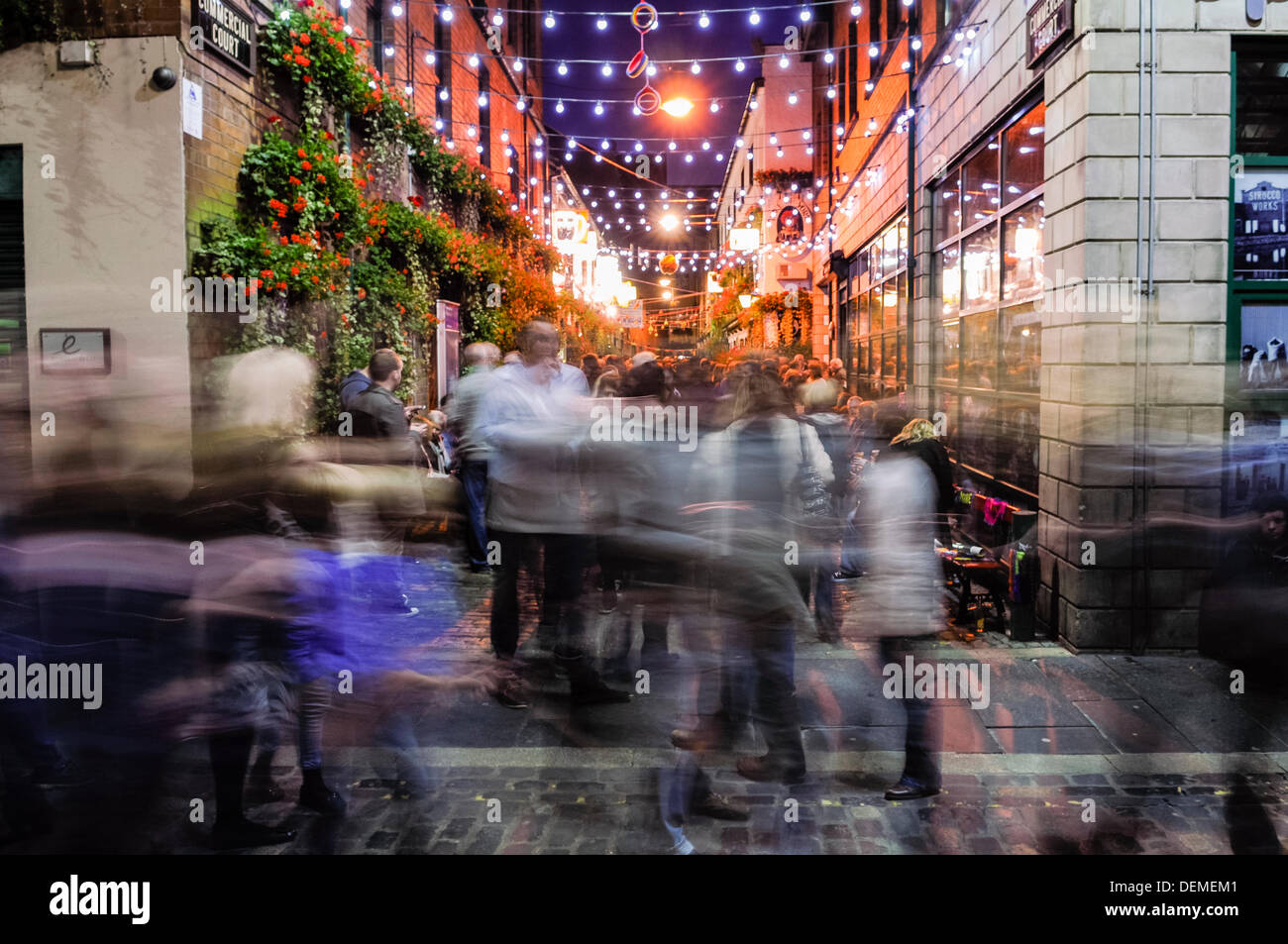 Belfast, Nordirland, 20. September 2013 - Hunderte von Menschen Mühle vorbei an den Herzog von York in Belfast Kulturnacht. Bildnachweis: Stephen Barnes/Alamy Live-Nachrichten Stockfoto