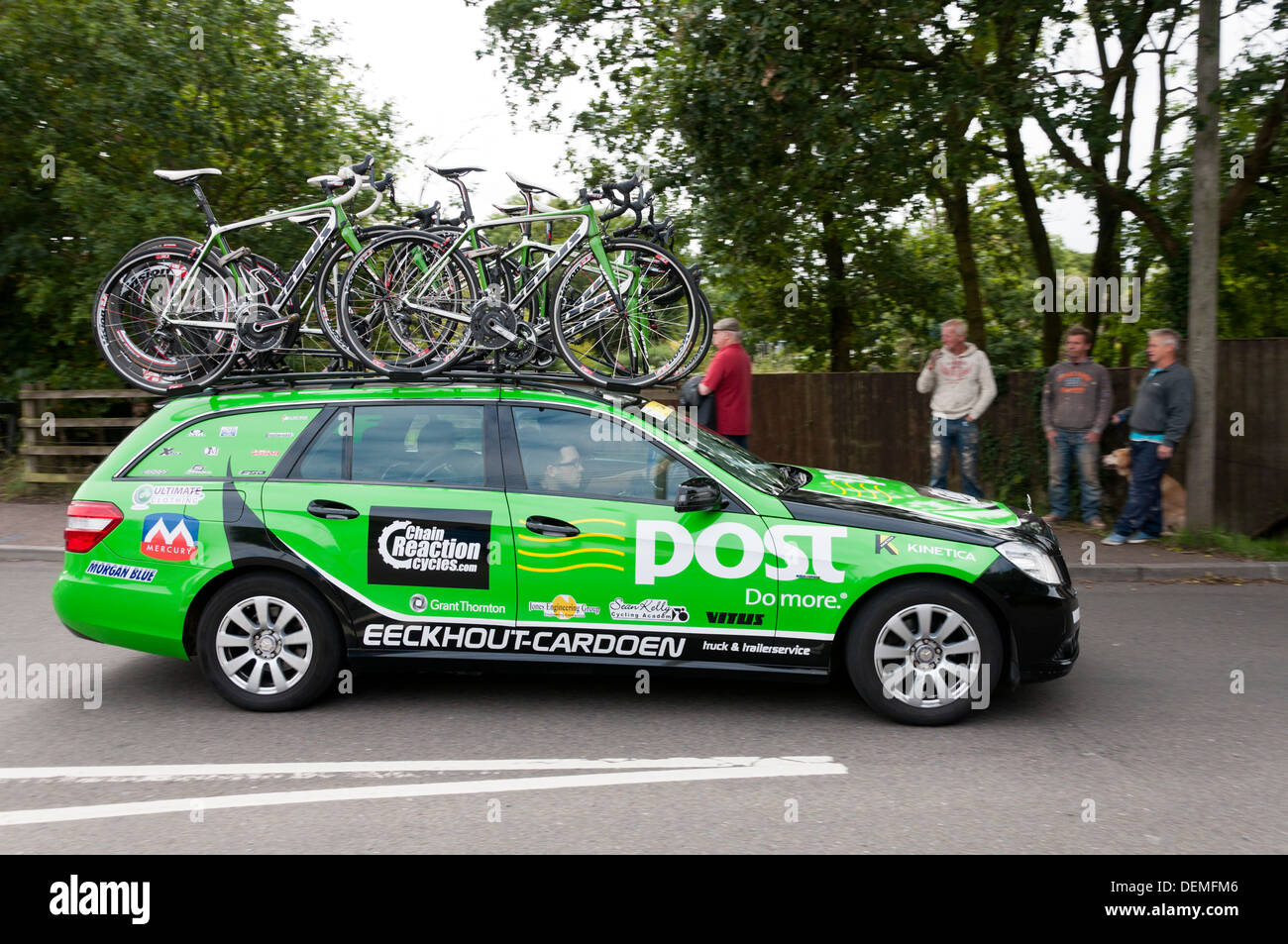 Professionelle Zyklus Racing Team Auto Begleitfahrzeug während der 2013 Tour Of Britain, Stage 6, Willand Devon. Stockfoto