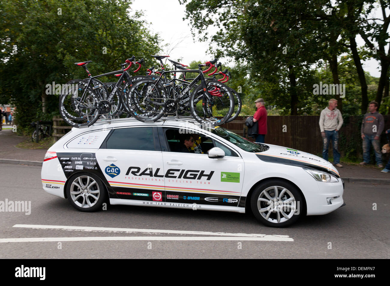 Professionelle Zyklus Racing Team Auto Begleitfahrzeug während der 2013 Tour Of Britain, Stage 6, Willand Devon. Stockfoto