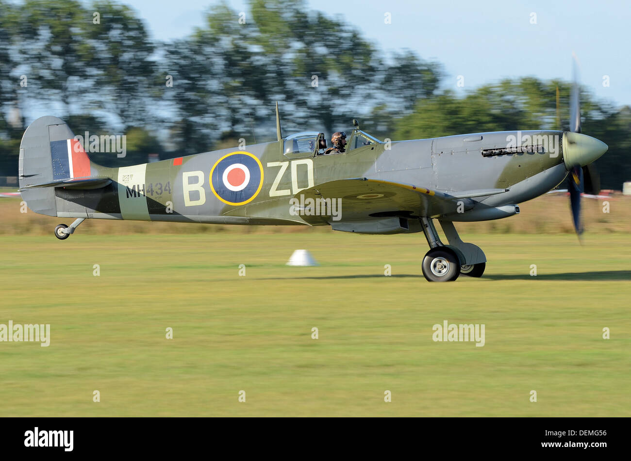 Supermarine Spitfire Mark IX MH 434 weg vom Gras Flugplatz anzuzeigen. MH434 hat in vielen Filmen und TV. Zweiten Weltkrieg Ebene Stockfoto