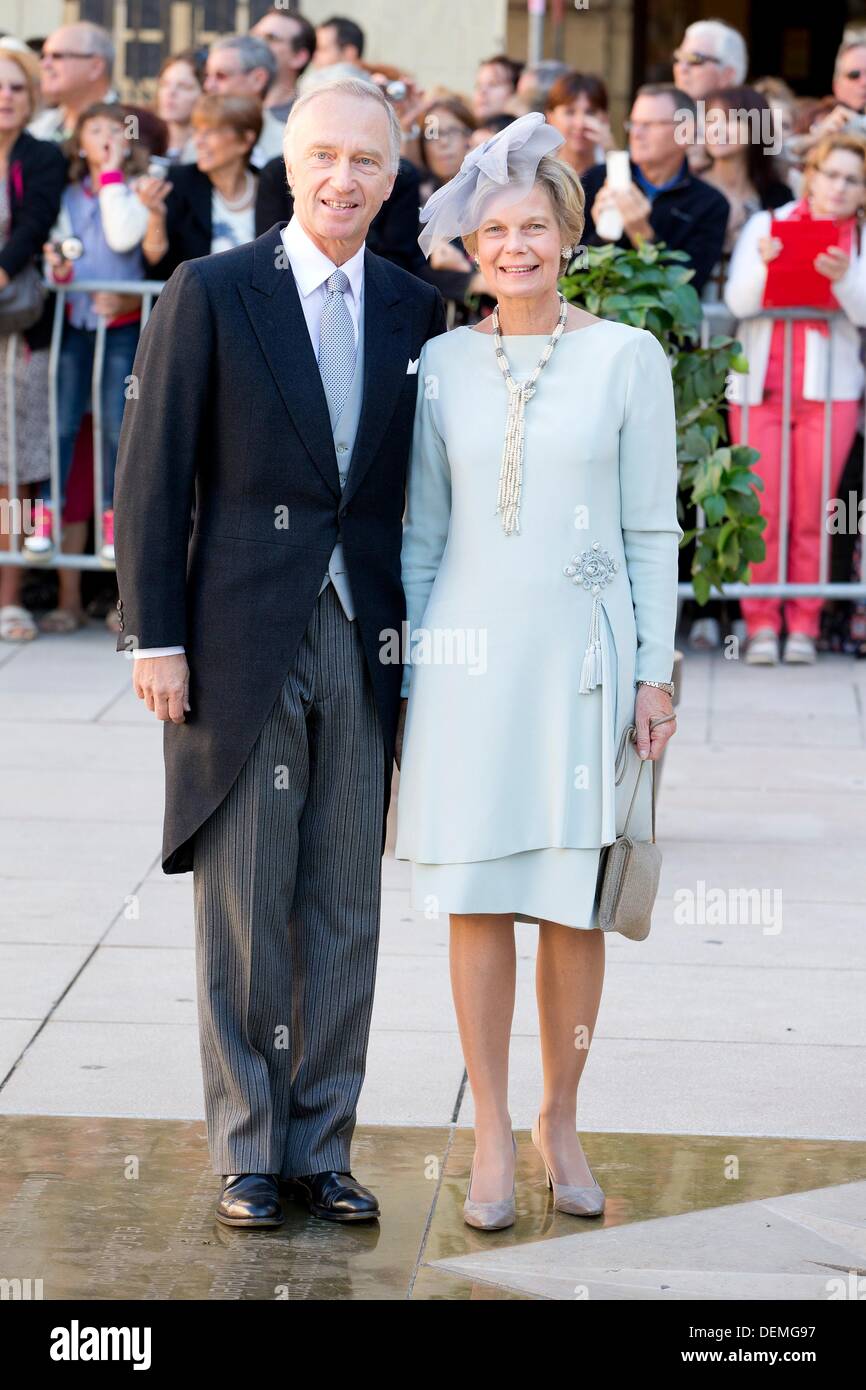 Saint Maximin la Sainte Baume, Frankreich. 21. September 2013. Luxemburg, Erzherzog und Prinz Carl Christian Österreichs kommen für die kirchliche Trauung von Prinz Felix von Luxemburg und Claire Lademacher in der St. Mary Magdalene Basilica in Saint Maximin la Sainte Baume in Frankreich. 21. September 2013. Luxemburg, Erzherzog und Prinz Carl Christian Österreichs kommen für die kirchliche Trauung von Prinz Felix von Luxemburg und Claire Lademacher in der St. Mary Magdalene Basilica in Saint Maximin la Sainte Baume in Frankreich. 21. September 2013. Prinzessin Marie Astrid von Luxemburg, Erzherzog und Prinz... Stockfoto