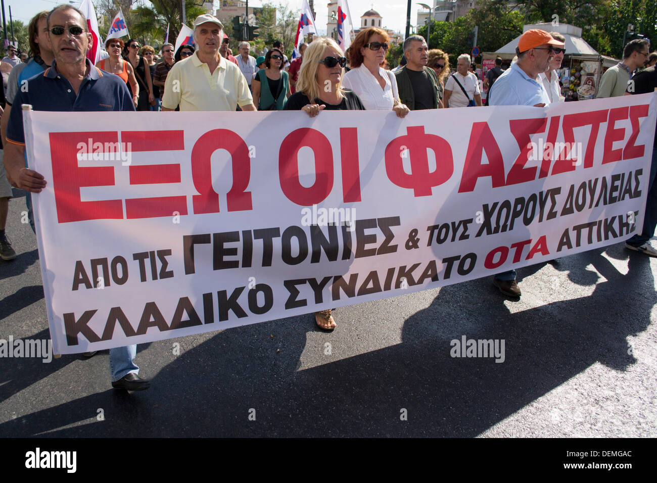 Nikaia, Athen, Griechenland, 21. September 2013. Nach Pavlos Fyssas Messer-zum Tode von einem Mitglied der Neonazi Bühne Golden Dawn Partei, Gewerkschaftsmitglieder und linke eine Demonstration gegen Faschisten zu protestieren. Ein Banner liest, "Faschisten aus jeder Nachbarschaft", bezieht sich auf Mitglieder der Golden Dawn Partei. Bildnachweis: Nikolas Georgiou / Alamy Live News Stockfoto