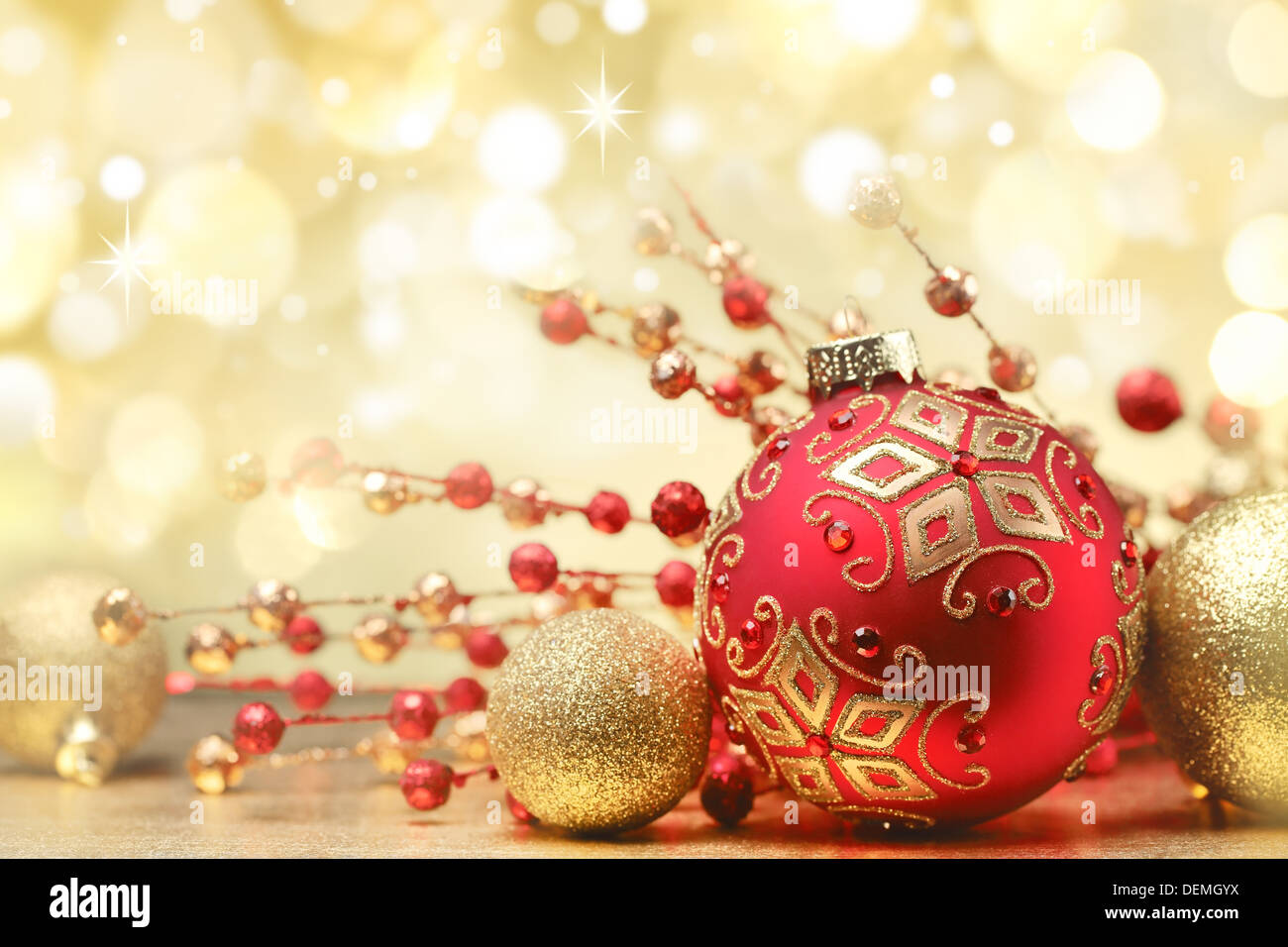 Weihnachtskugeln auf abstrakten Hintergrund Stockfoto