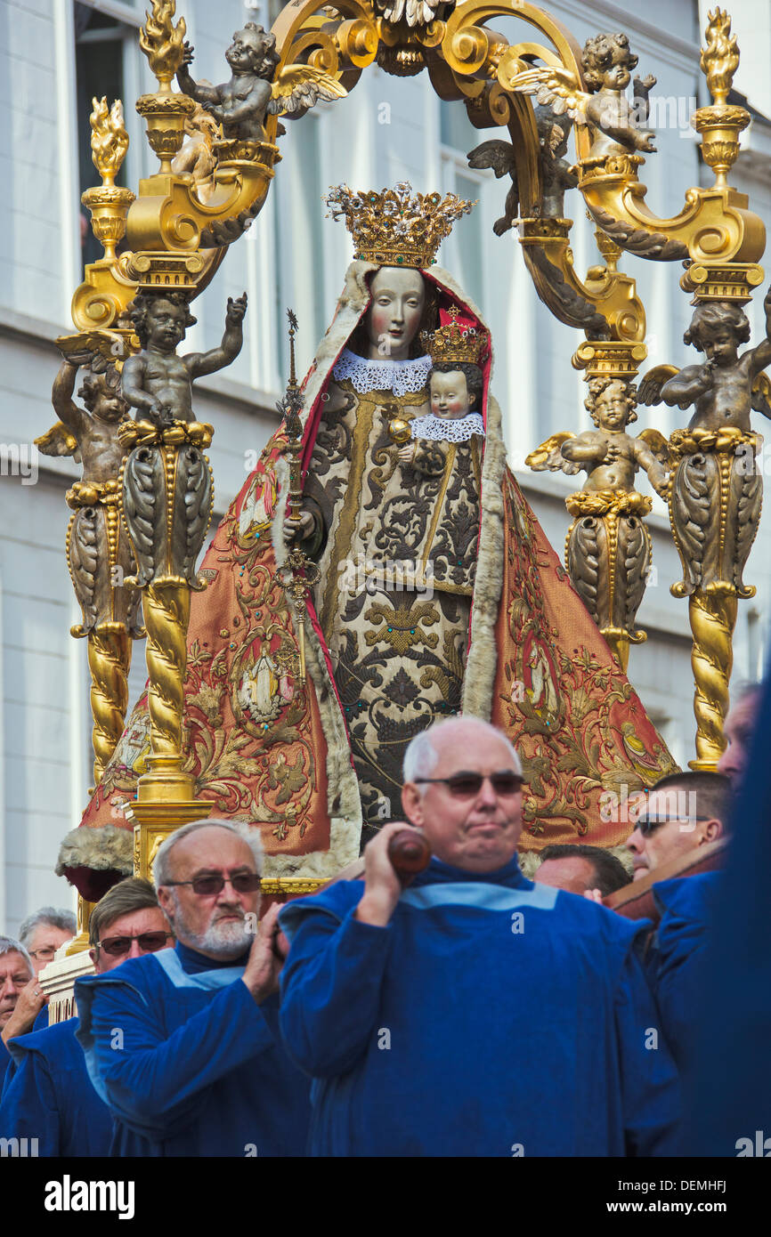 Männer, die die Statue der Frau von Hanswijk Stockfoto