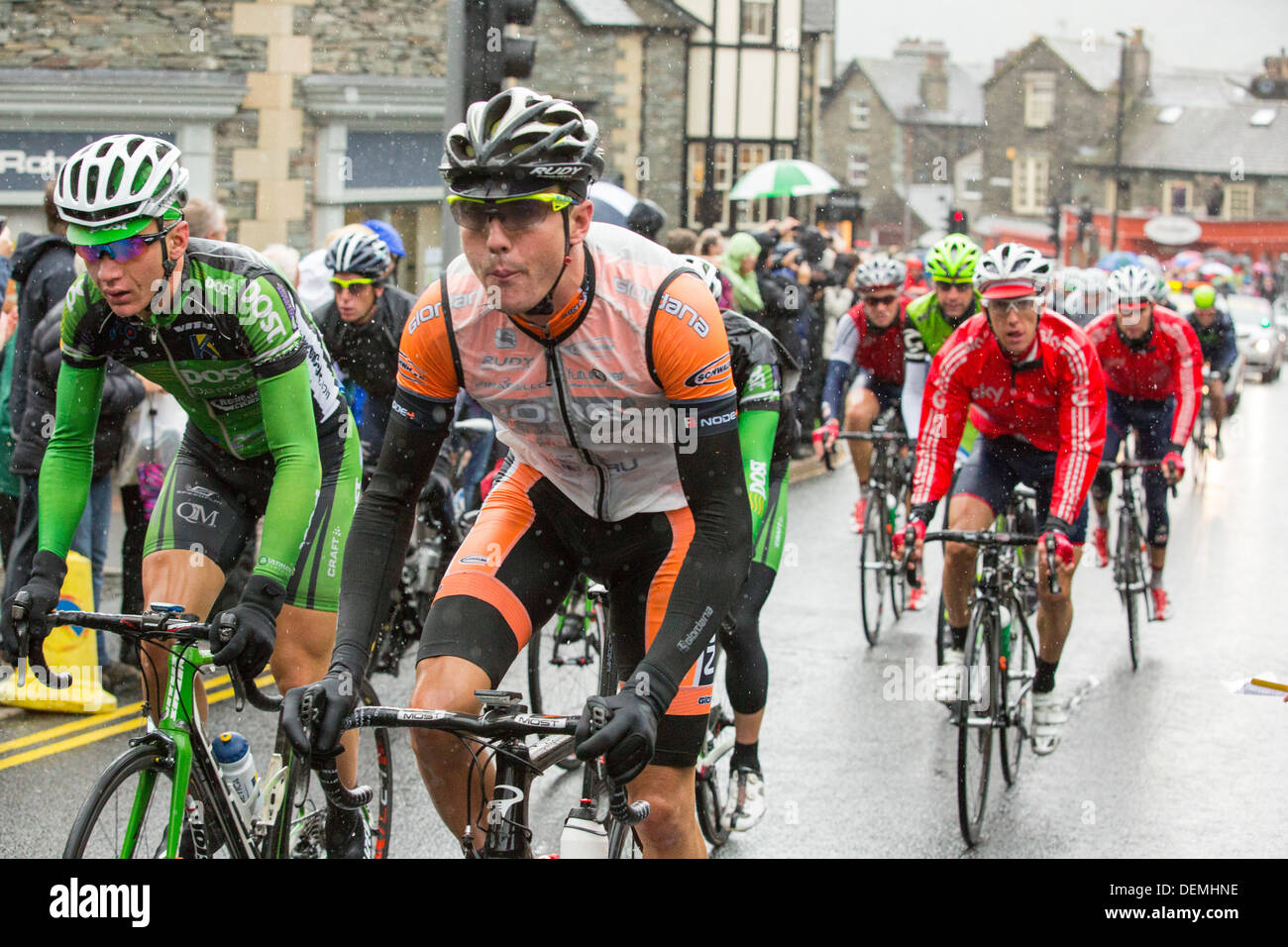 Die Tour of Britain Zyklus Rennen Köpfe durch Ambleside im Lake District, UK, mit Massen, die die Straßen säumen. Stockfoto
