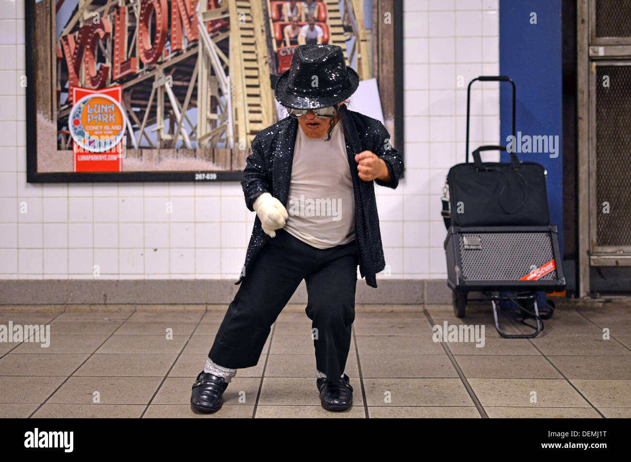 Alex, führt eine kleine Person Michael Jackson-Imitator in der 74. Street u-Bahnstation in Queens, New York Stockfoto