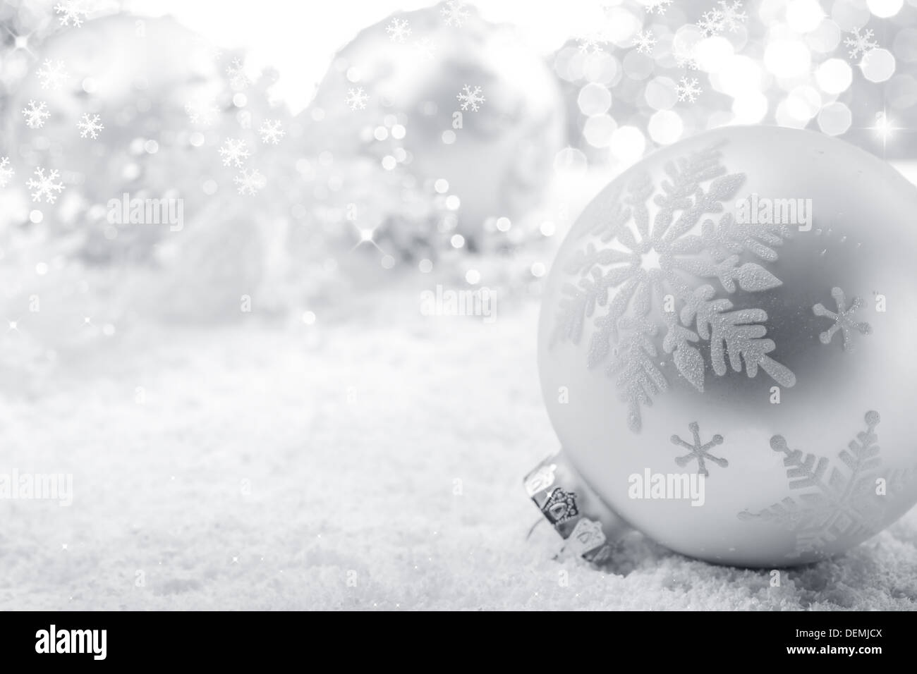 Weihnachtskugeln auf Schnee, Nahaufnahme. Stockfoto