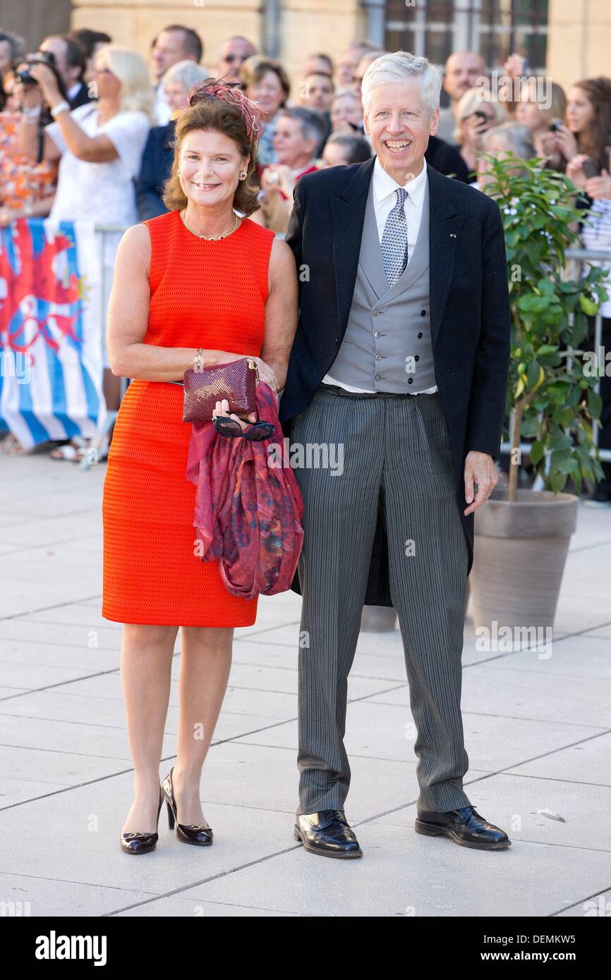 Saint Maximin la Sainte Baume, Frankreich. 21. September 2013. Prinzessin Margaretha von und Prinz Nikolaus von Liechtenstein kommen für die kirchliche Trauung von Prinz Felix von Luxemburg und Claire Lademacher in der St. Mary Magdalene Basilica in Saint Maximin la Sainte Baume in Frankreich, 21. September 2013. Foto: Patrick van Katwijk / Dpa/Alamy Live-Nachrichten Stockfoto