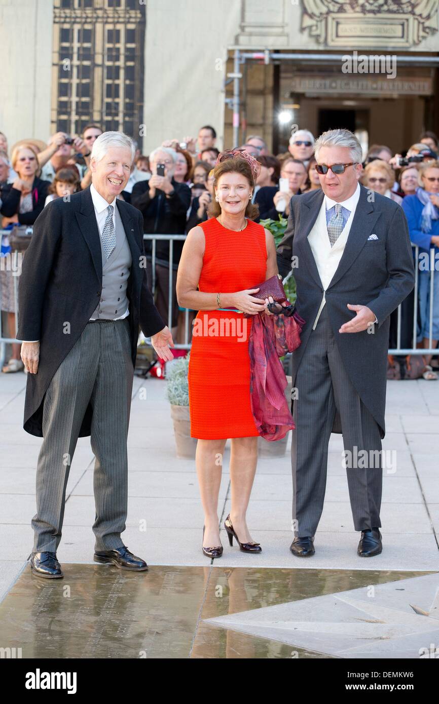 Saint Maximin la Sainte Baume, Frankreich. 21. September 2013. Prinzessin Margaretha und Prinz Nikolaus von Liechtenstein (L) und Prinz Laurent von Belgien kommen für die kirchliche Trauung von Prinz Felix von Luxemburg und Claire Lademacher in der St. Mary Magdalene Basilica in Saint Maximin la Sainte Baume in Frankreich, 21. September 2013. Foto: Patrick van Katwijk / Dpa/Alamy Live-Nachrichten Stockfoto