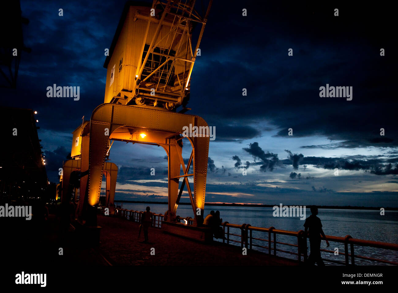 Nachtansicht des Docks, die alten Lagerhäuser der Docks wurden in Restaurants und Geschäften umgebaut. Stockfoto