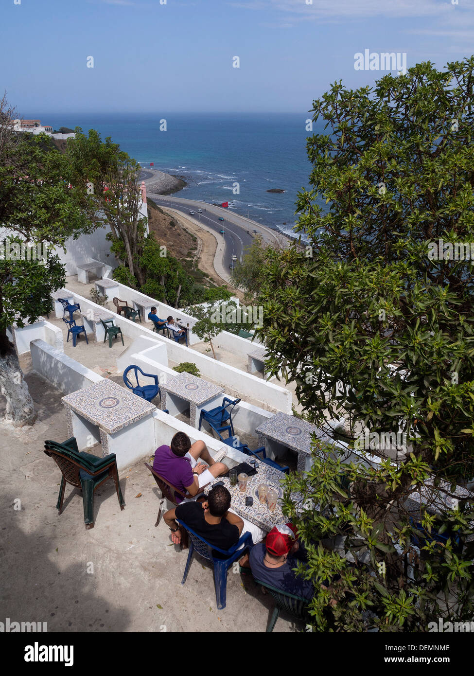 Café im Freien direkt am Meer in Tanger, Marokko Stockfoto