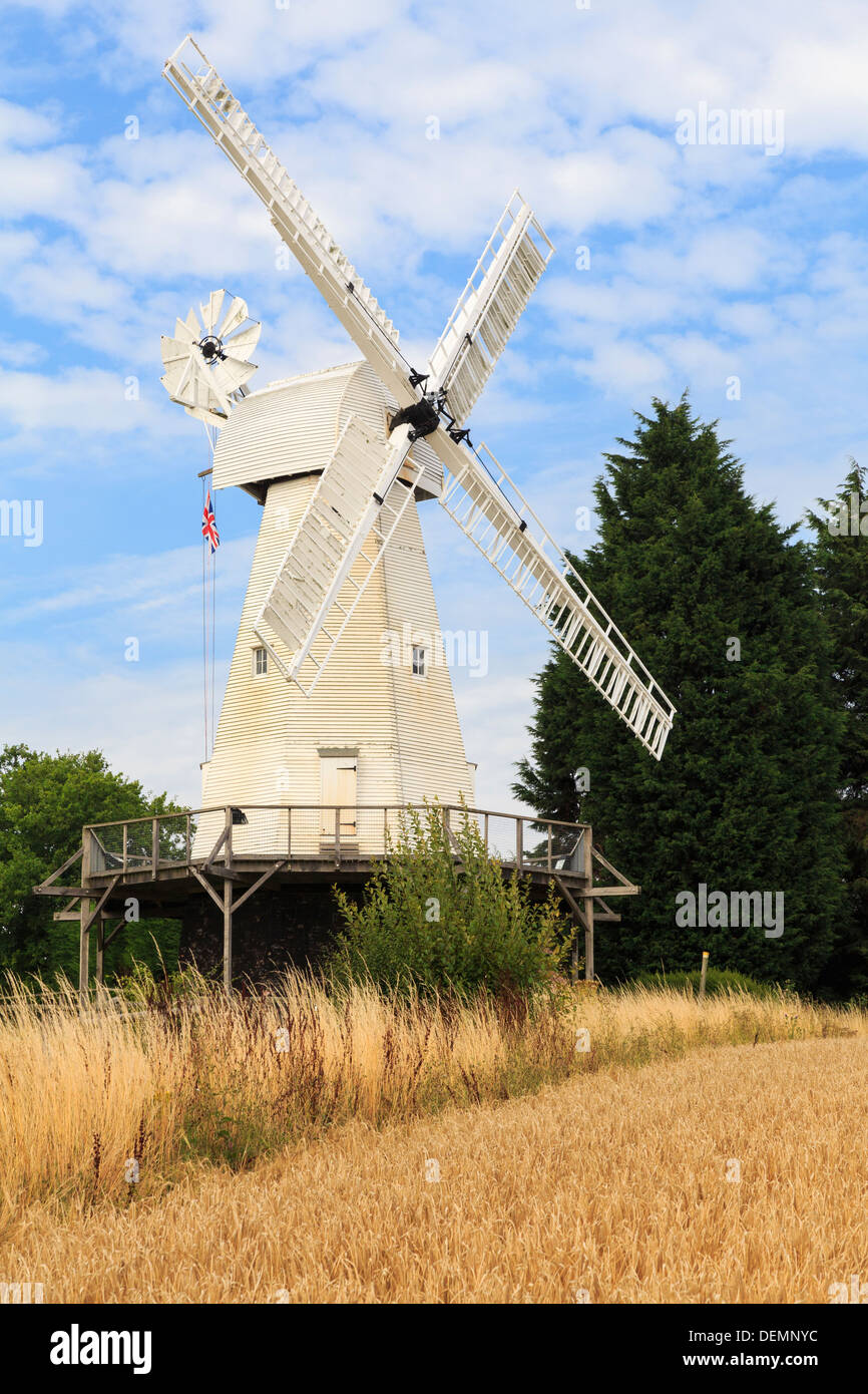 19. Jahrhundert Kentish Kittel Mühle restauriert und funktionsfähig weißen hölzerne Windmühle in Woodchurch, Kent, England, UK, Großbritannien Stockfoto