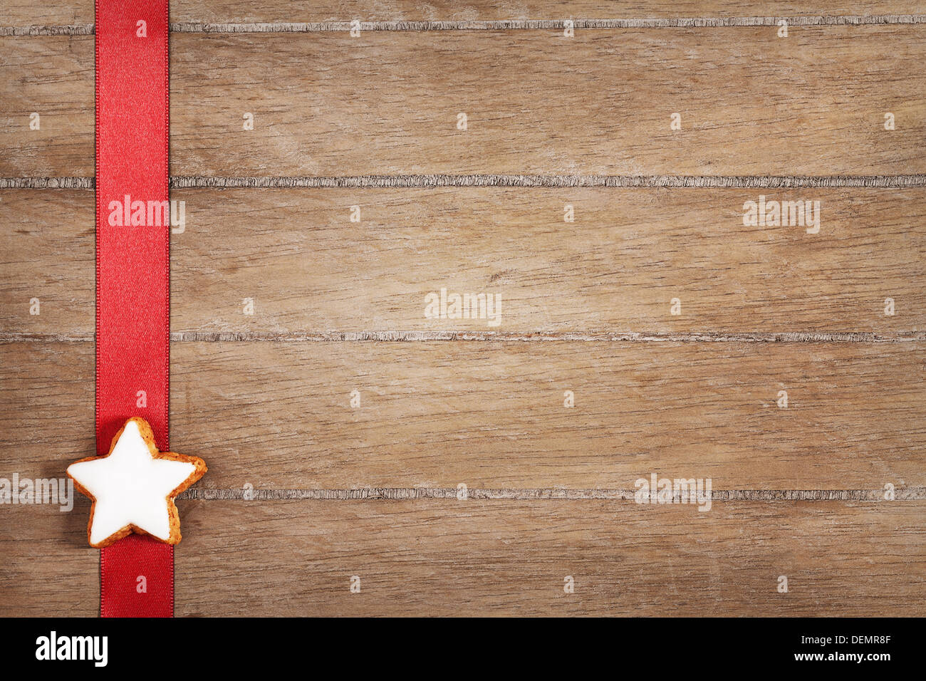 Weihnachten Zimt Stern auf ein rotes Band auf Vintage Holz-Hintergrund mit Exemplar Stockfoto