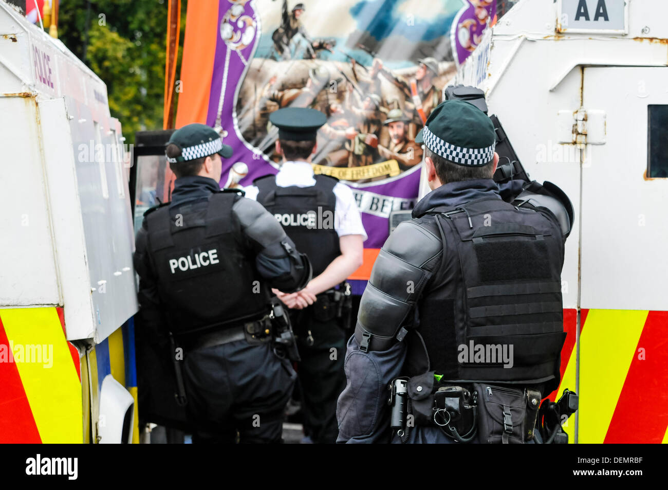 Belfast, Nordirland, 21. September 2013 - Polizei Offiziere Blick auf als Oranier-Orden Mitglieder und Unterstützer protest gegen Polizeilinien, die eingerichtet wurden, sie fortfahren zu stoppen weiter oben die Woodvale Straße Credit: Stephen Barnes/Alamy Live News Stockfoto