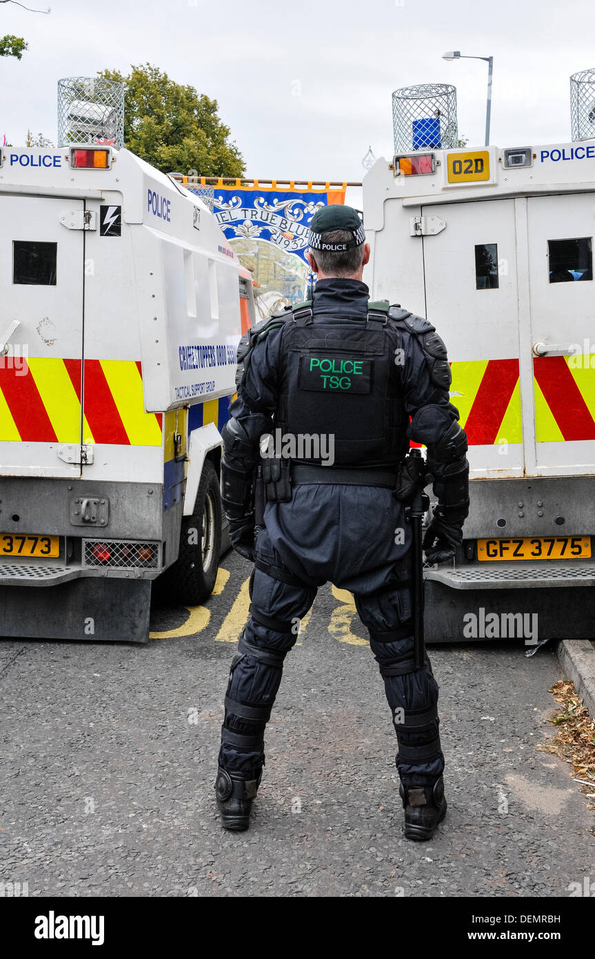 Belfast, Nordirland, 21. September 2013 - ein Polizist aus der Tactical Support Group blickt auf eine als Oranier-Orden Mitglieder und Unterstützer protestieren Credit: Stephen Barnes/Alamy Live News Stockfoto