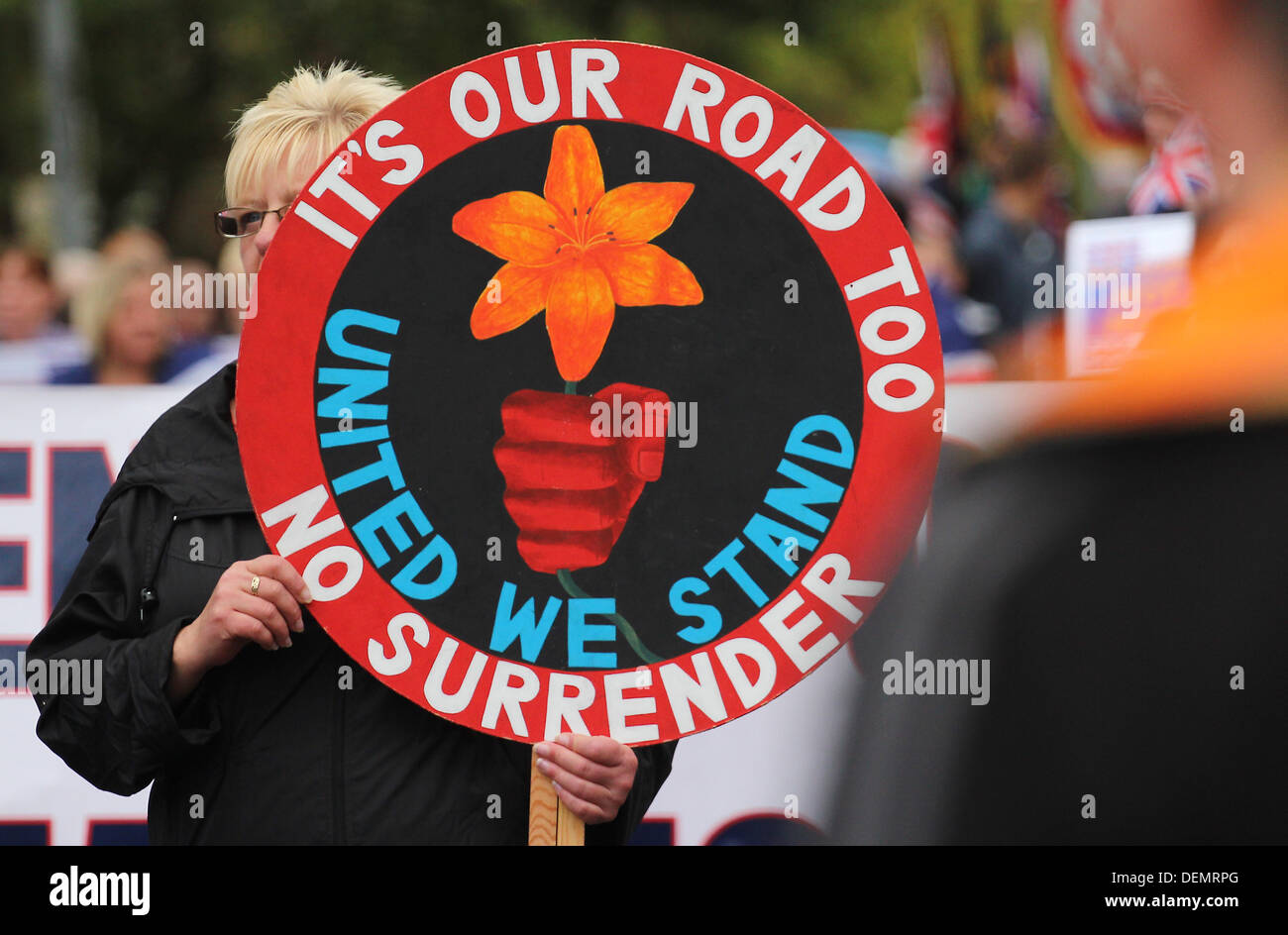 Belfast, Nordirland, Vereinigtes Königreich. 21. September 2013.   Loyalist Demonstranten parade auf die Woodvale Straße in Nordbelfast Protest gegen die Entscheidung der Kommission die Paraden auf der Route der Paraden, die nach dem 12. Juli Unruhen in der Stadt - Credit: Kevin Scott/Alamy Live News Stockfoto Belfast, Nordirland, Vereinigtes Königreich. 21. September 2013.   Loyalist Demonstranten parade auf die Woodvale Straße in Nordbelfast Protest gegen die Entscheidung der Kommission die Paraden auf der Route der Paraden, die nach dem 12. Juli Unruhen in der Stadt - Credit: Kevin Scott/Alamy Live News Stockfoto