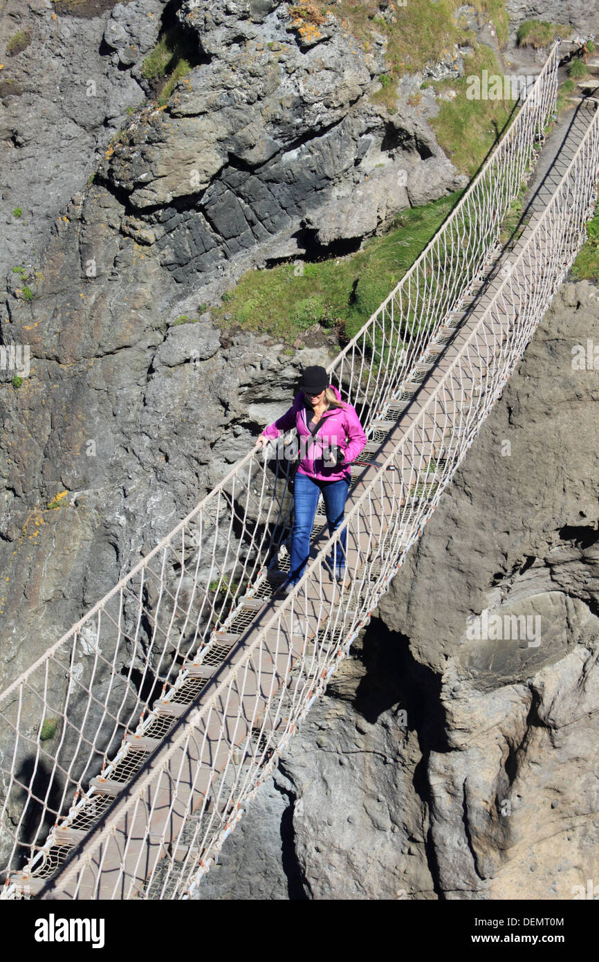 Frau Carrick-a-Rede, Seilbrücke auf die Causeway Coastal Route, Nordirland überqueren. Stockfoto