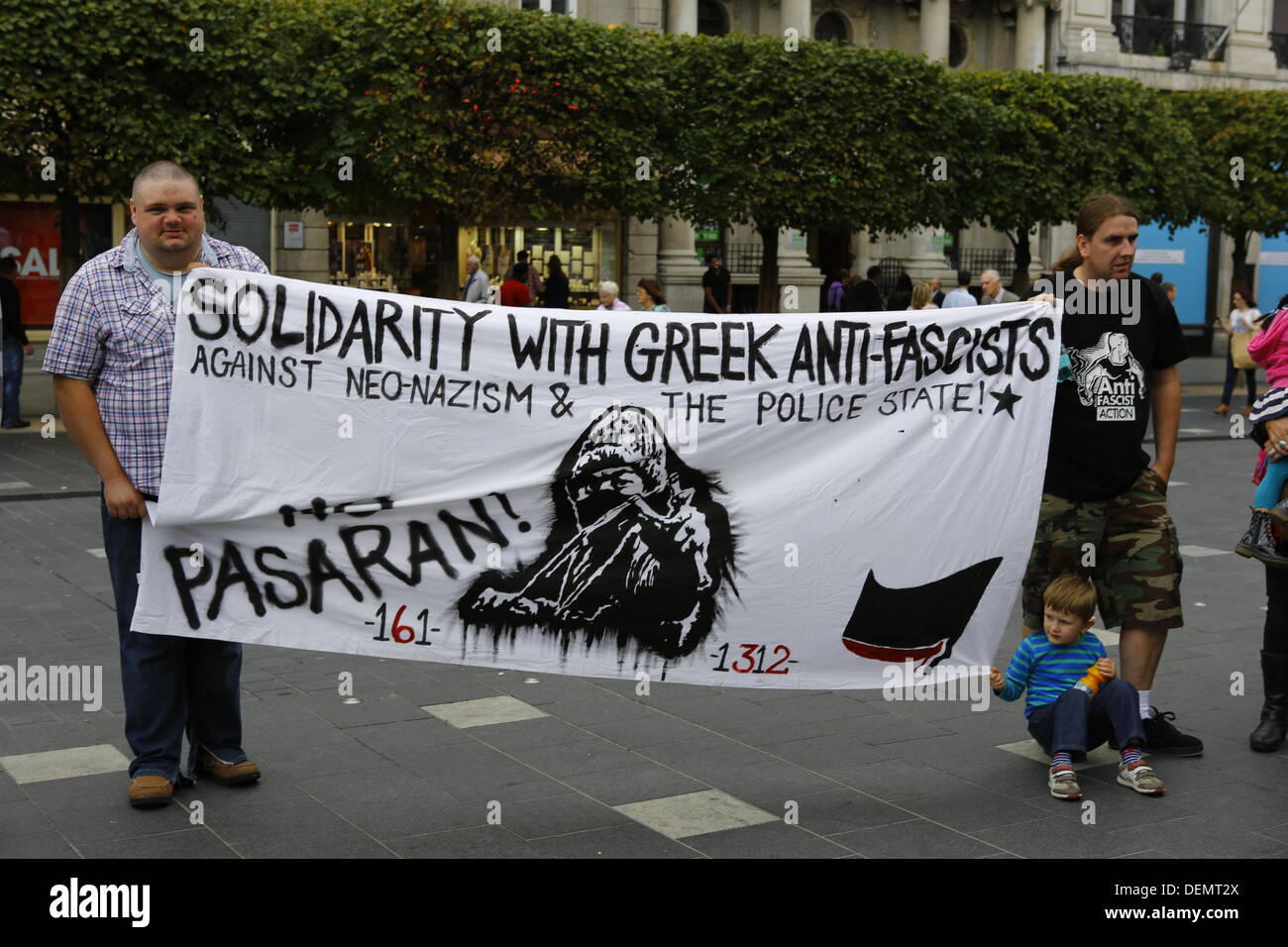 Dublin, Irland. 21. September 2013. Demonstranten halten einen Banner, das liest "Solidarität mit den griechischen Antifaschisten-gegen Neonazismus & der Polizeistaat! Keine Paseran ". Irische antifaschistische Aktivisten statt eine Demonstration zur Unterstützung der griechischen Antifaschisten außerhalb der General Post Office (GPO). Der Protest folgt Tage nach dem angeblichen Mord an griechischen Rapper Pavlos Fyssas durch ein Mitglied der rechtsextremen Partei griechischen Golden Dawn. Bildnachweis: Michael Debets/Alamy Live-Nachrichten Stockfoto