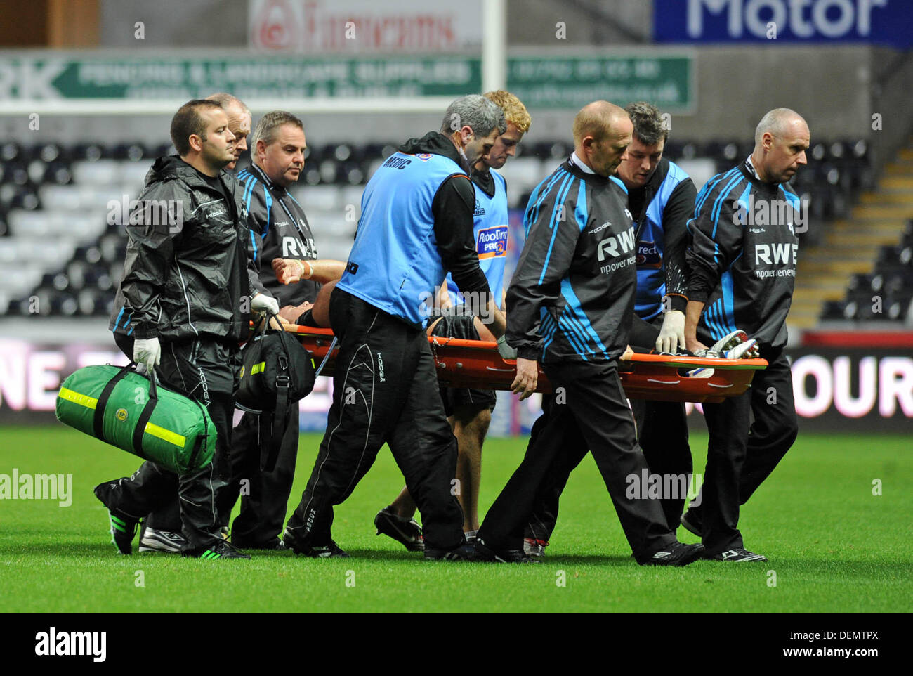 Swansea, Wales, Großbritannien. 21. September 2013. RaboDirect Pro12 - Fischadler V Edinburgh im Liberty Stadium: Tom Smith von der Fischadler breitet sich aus. Bildnachweis: Phil Rees/Alamy Live-Nachrichten Stockfoto