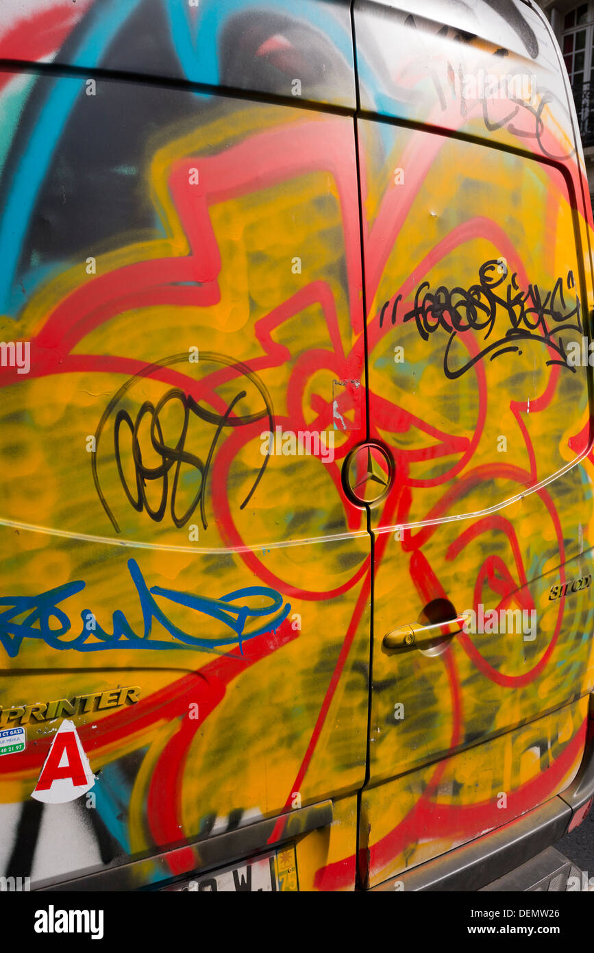Graffiti auf Lieferwagen in Paris, Frankreich Stockfoto
