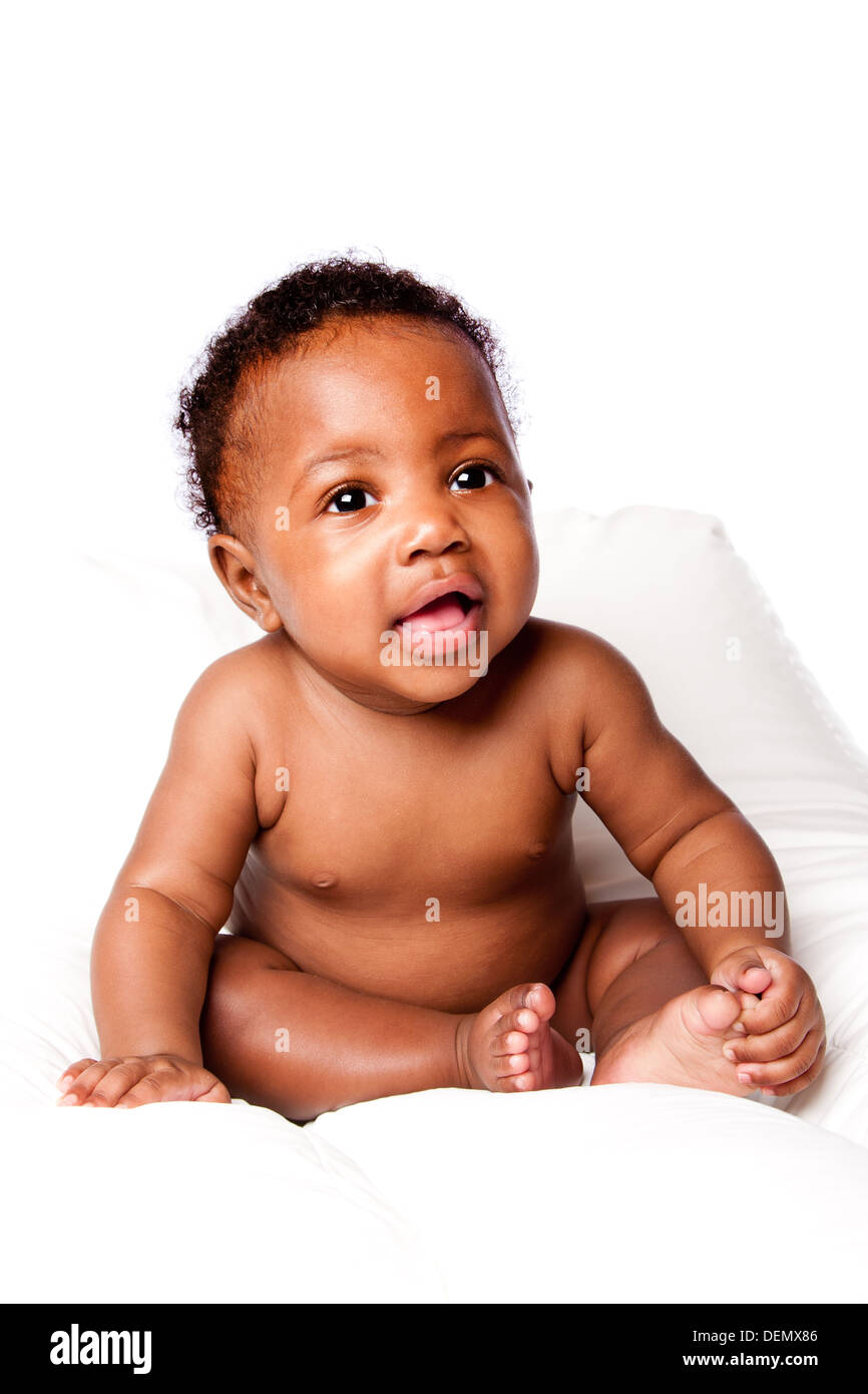 Schöne glücklich niedlichen afrikanischen Baby Kleinkind sitzen auf weiß. Stockfoto