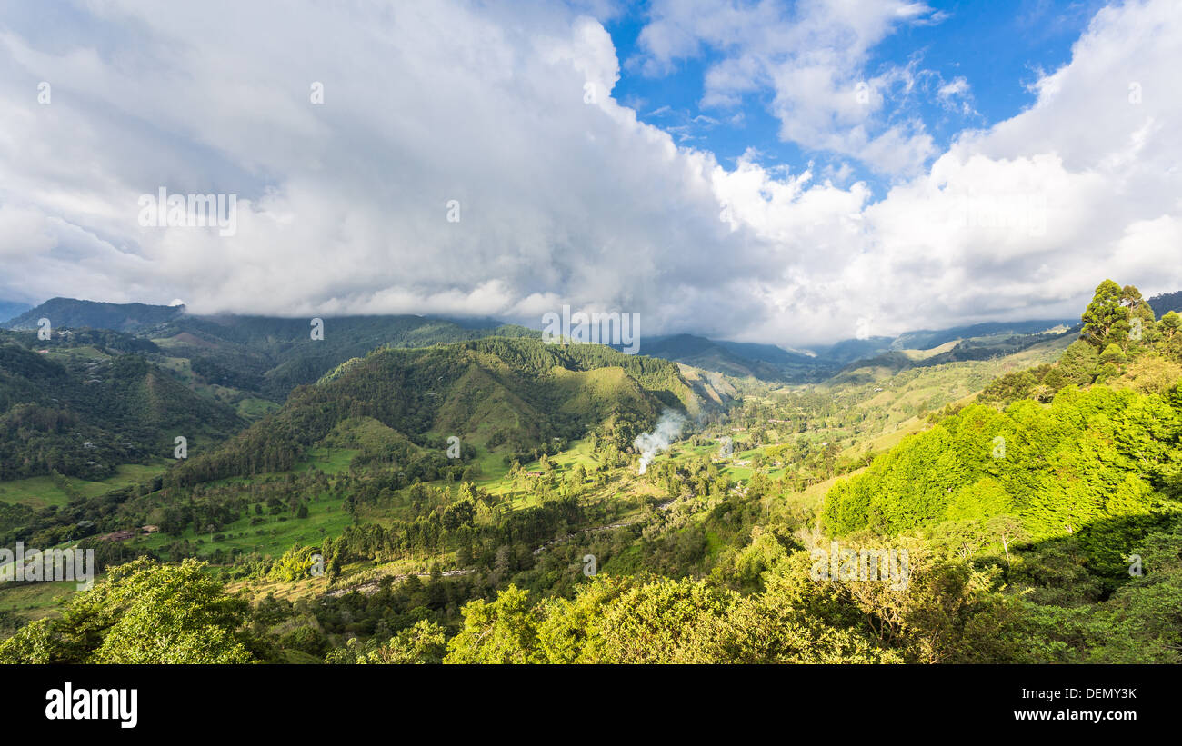 Kolumbien - ca. 2013: Tag im Salento und Panorama der Kaffeeplantage und einer grünen Landschaft Stockfoto