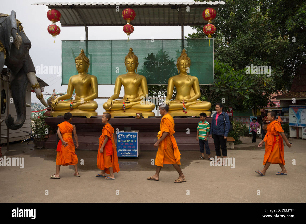 Buddhistische Mönche vorbei Statuen im Sop Ruak im Goldenen Dreieck Thailand Asien Stockfoto