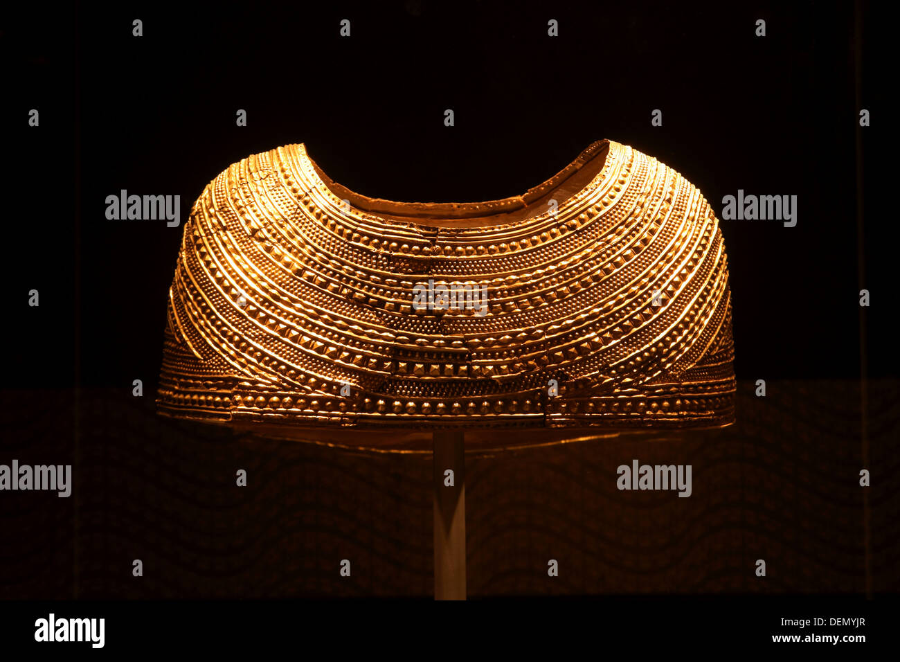 Das Mold Cape ein solides Blatt zeremonielles Gold Cape entdeckt in Wales aus etwa 1900-1600 v. Chr. in der europäischen Bronzezeit. Stockfoto