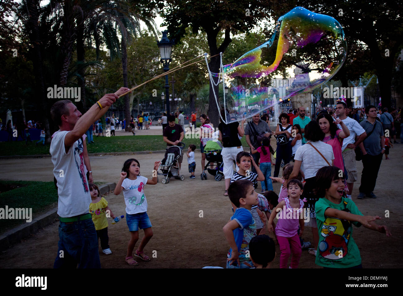 Barcelona, Spanien. 21. September 2013. Kinder eine riesigen Seifenblase zu verfolgen. Der Parc De La Ciutadella in Barcelona ist der Ort für Aufführungen und Aktivitäten im Rahmen der Feierlichkeiten von La Merce, die größte in der Stadt. Bildnachweis: Jordi Boixareu/Alamy Live-Nachrichten Stockfoto