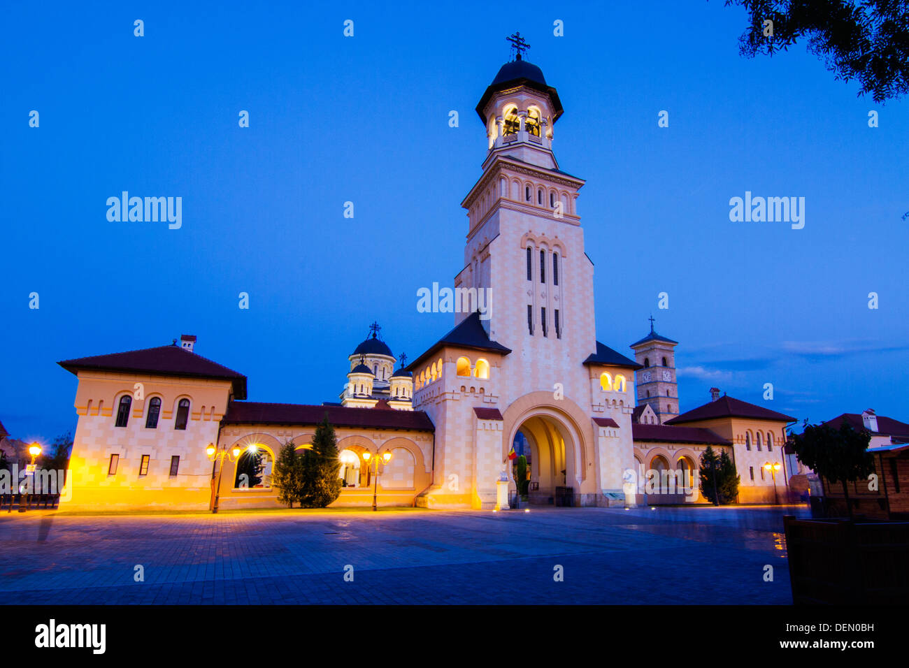Glockenturm der erzbischöflichen Kathedrale, Alba Iulia in der Abenddämmerung Stockfoto