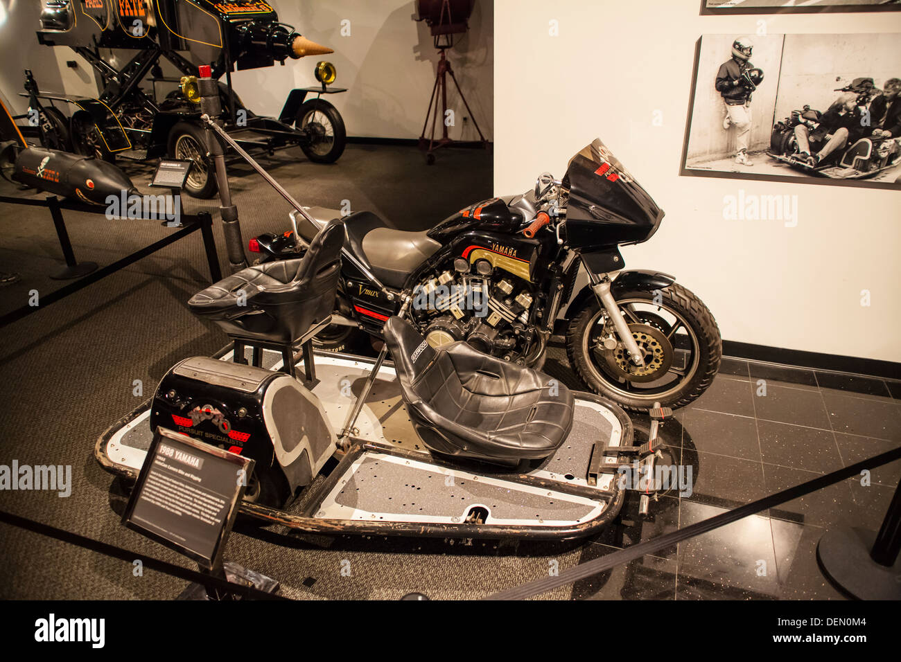 Ein 1988 Yamaha Motocam Kamera Fahrrad und Takelage im Petersen Museum in Los Angeles Kalifornien Stockfoto