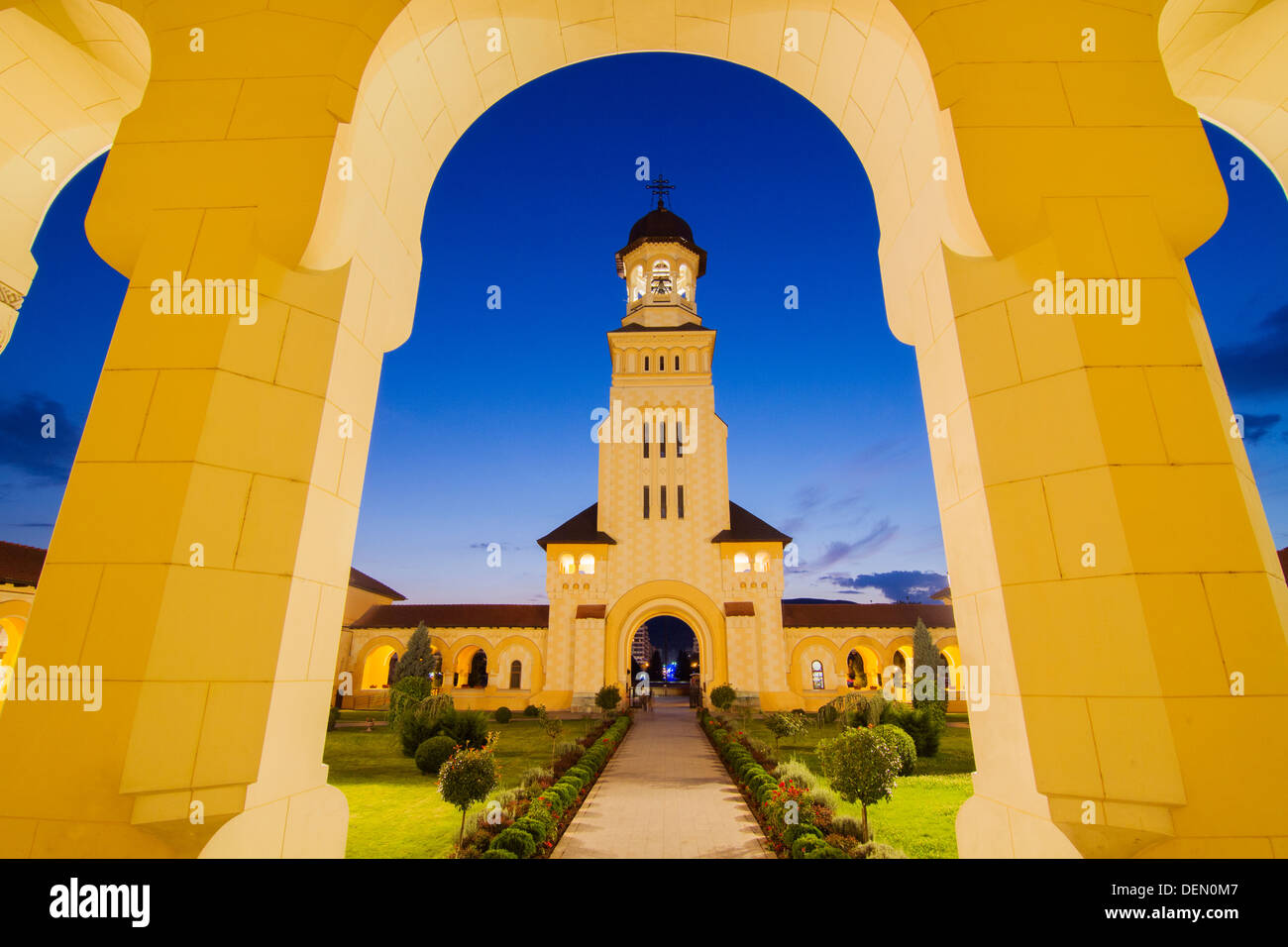 Glockenturm der erzbischöflichen Kathedrale, Alba Iulia in der Abenddämmerung Stockfoto
