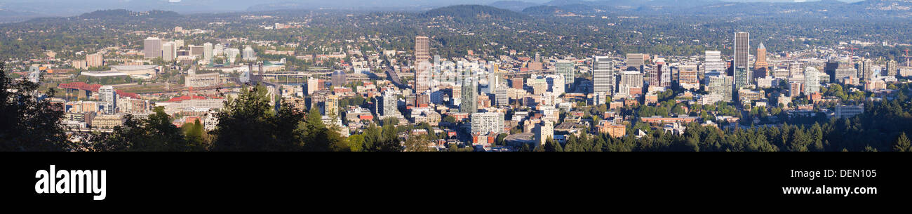 Portland Oregon Stadtbild mit malerischen Tag Blick auf Downtown Gebäude Willamette River und Brücken Panorama Stockfoto