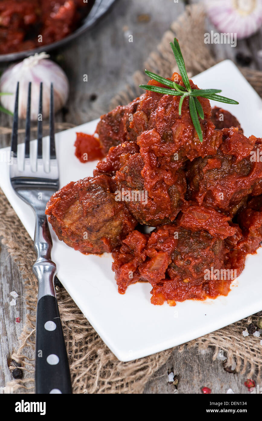 Hackfleischbällchen mit Tomatensauce und Kräutern auf einen kleinen Teller Stockfoto