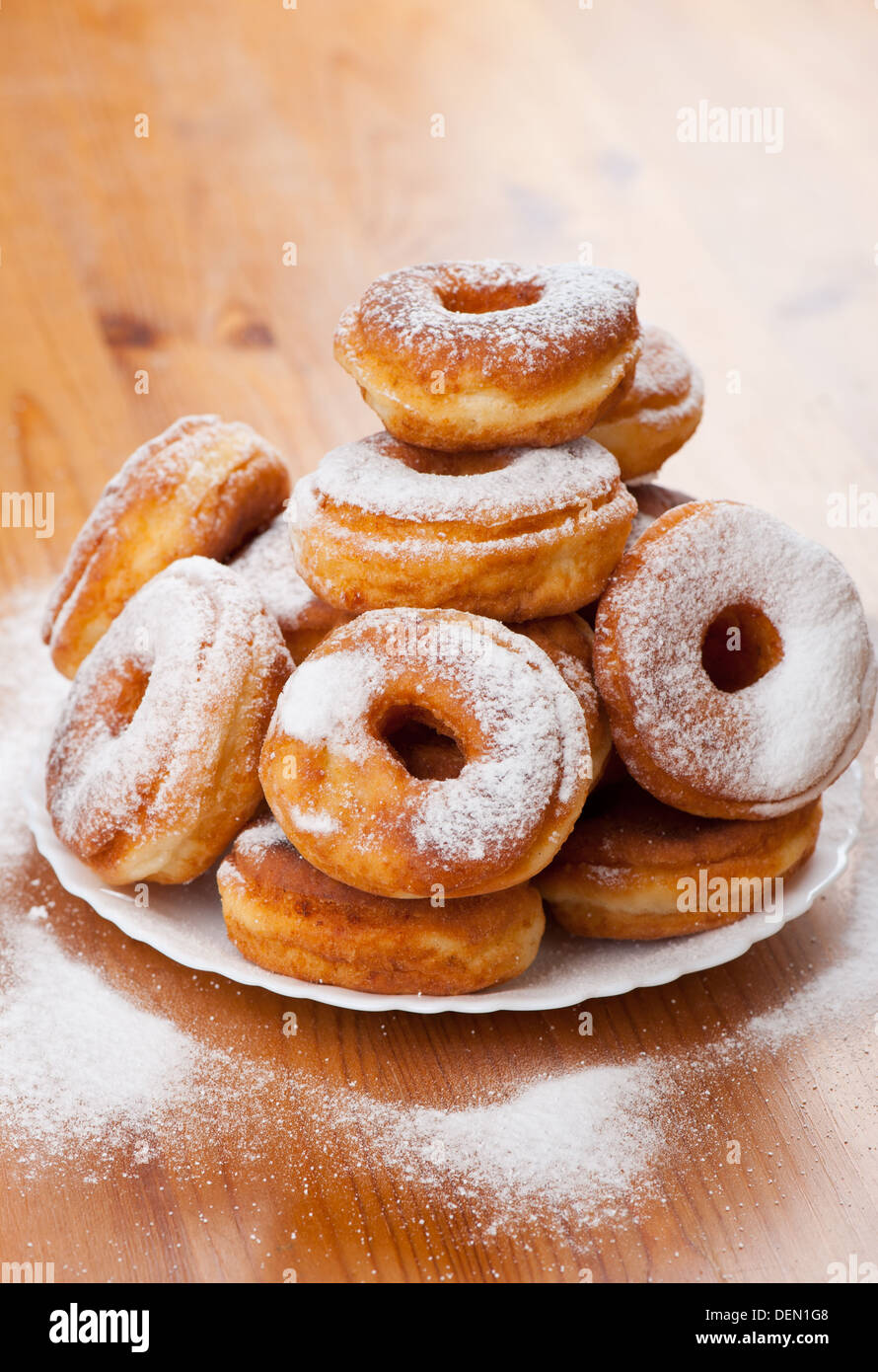 Viele Donuts oder Krapfen mit Löchern Stockfoto