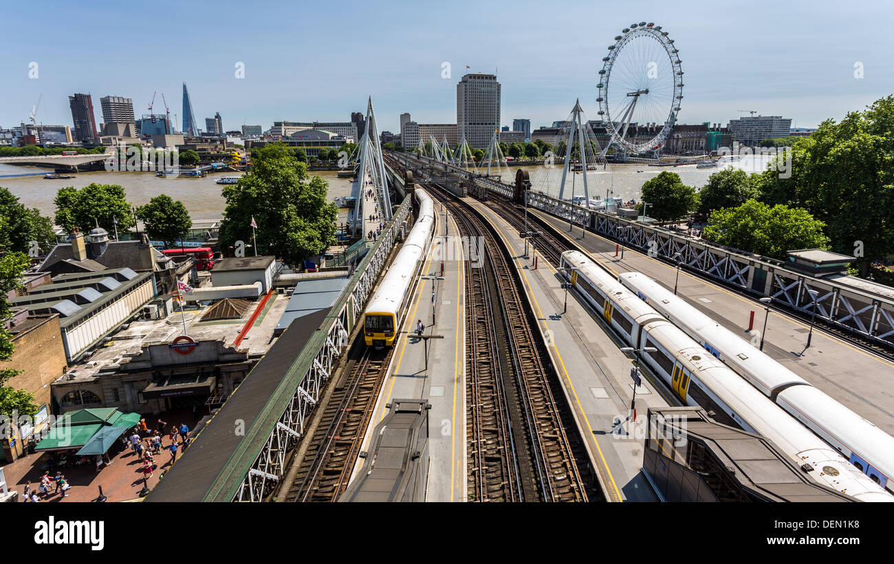 LONDON: verkohlung Cross Station an einem sonnigen Tag mit Zügen im Bahnhof Stockfoto