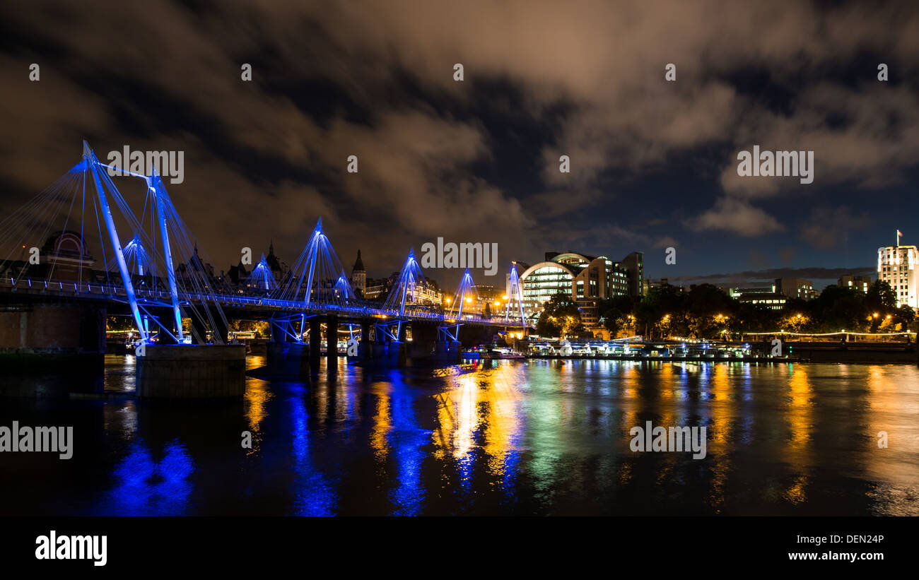 LONDON: Jubiläum Brücke am Bahndamm von Southbank anzeigen Verkohlung Kreuz bei Nacht und Reflexionen auf der Themse Stockfoto