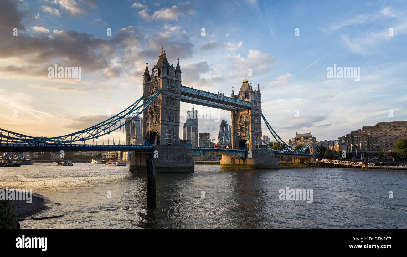 LONDON - ca. 2013: Tower Bridge während des Tages mit neuen Skyline und leichte Form der Themse Stockfoto