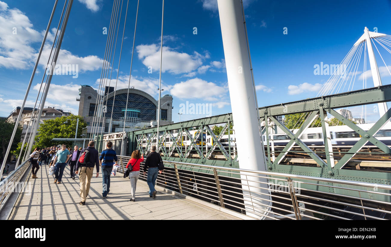 LONDON: Jubiläum Brücke im Damm der Verkohlung Kreuz in einem sonnigen bewölkten Tag an der Themse Stockfoto