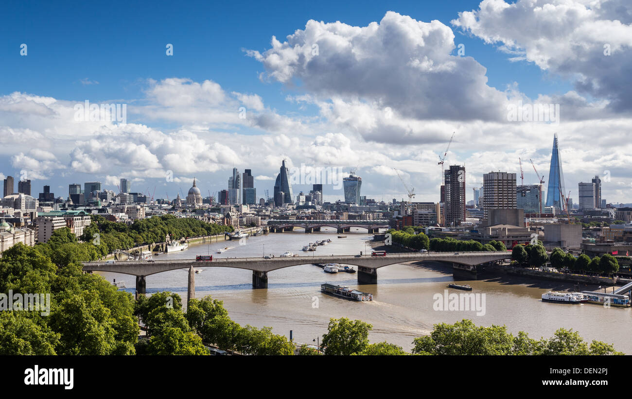 LONDON - ca. 2013: Neue Skyline von London mit The Shard, Waterloo Bridge, die Themse, in einem sonnigen bewölkten Tag des Sommers Stockfoto