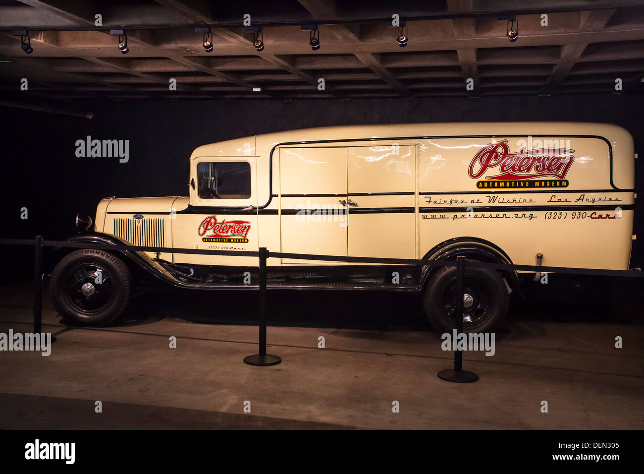 1934 Ford 1 1/2 Tonne Kastenwagen im Petersen Museum in Los Angeles Kalifornien Stockfoto