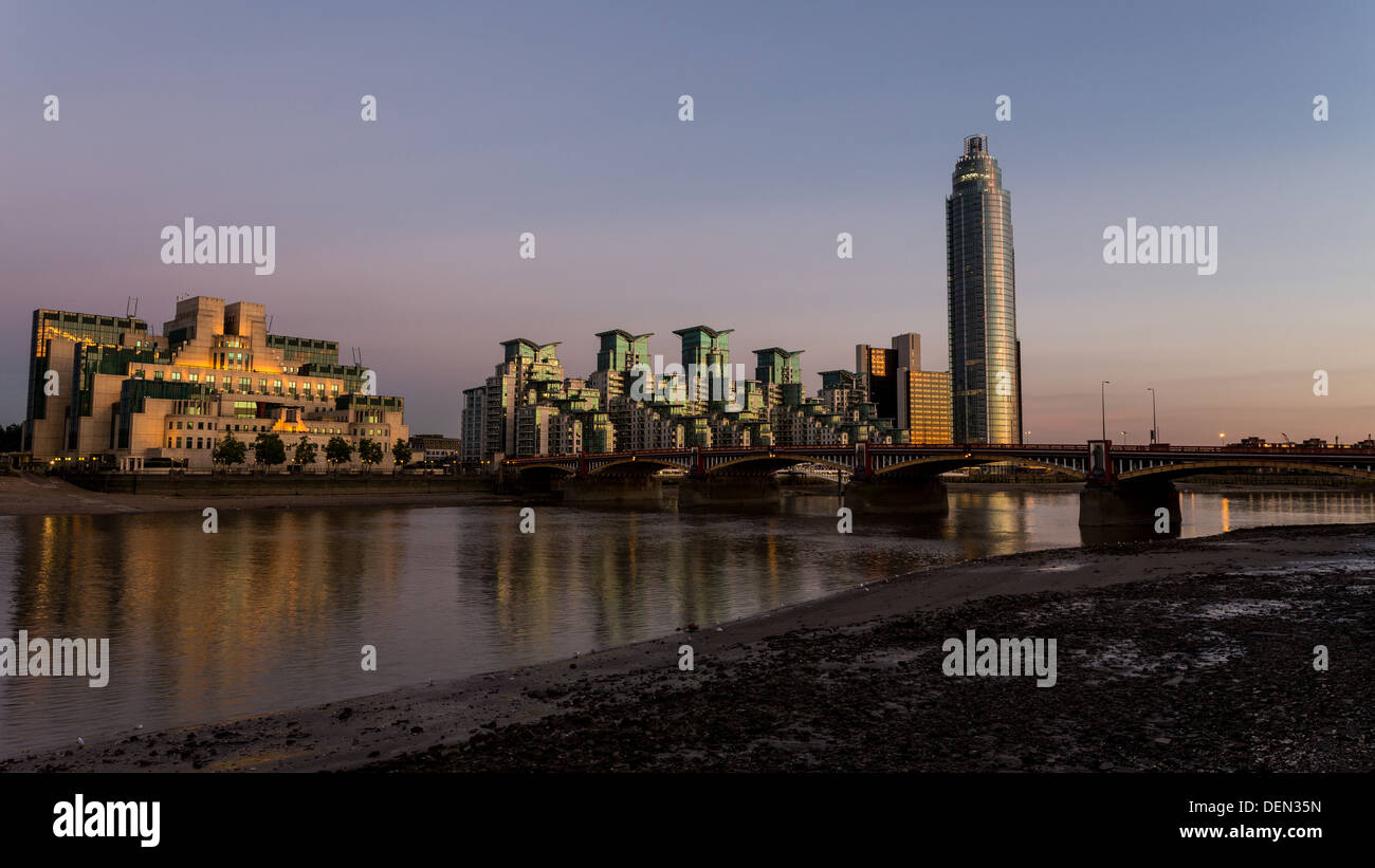 LONDON - ca. 2013: Vauxhall und MI6 während Sunser und Themse refelctions Stockfoto