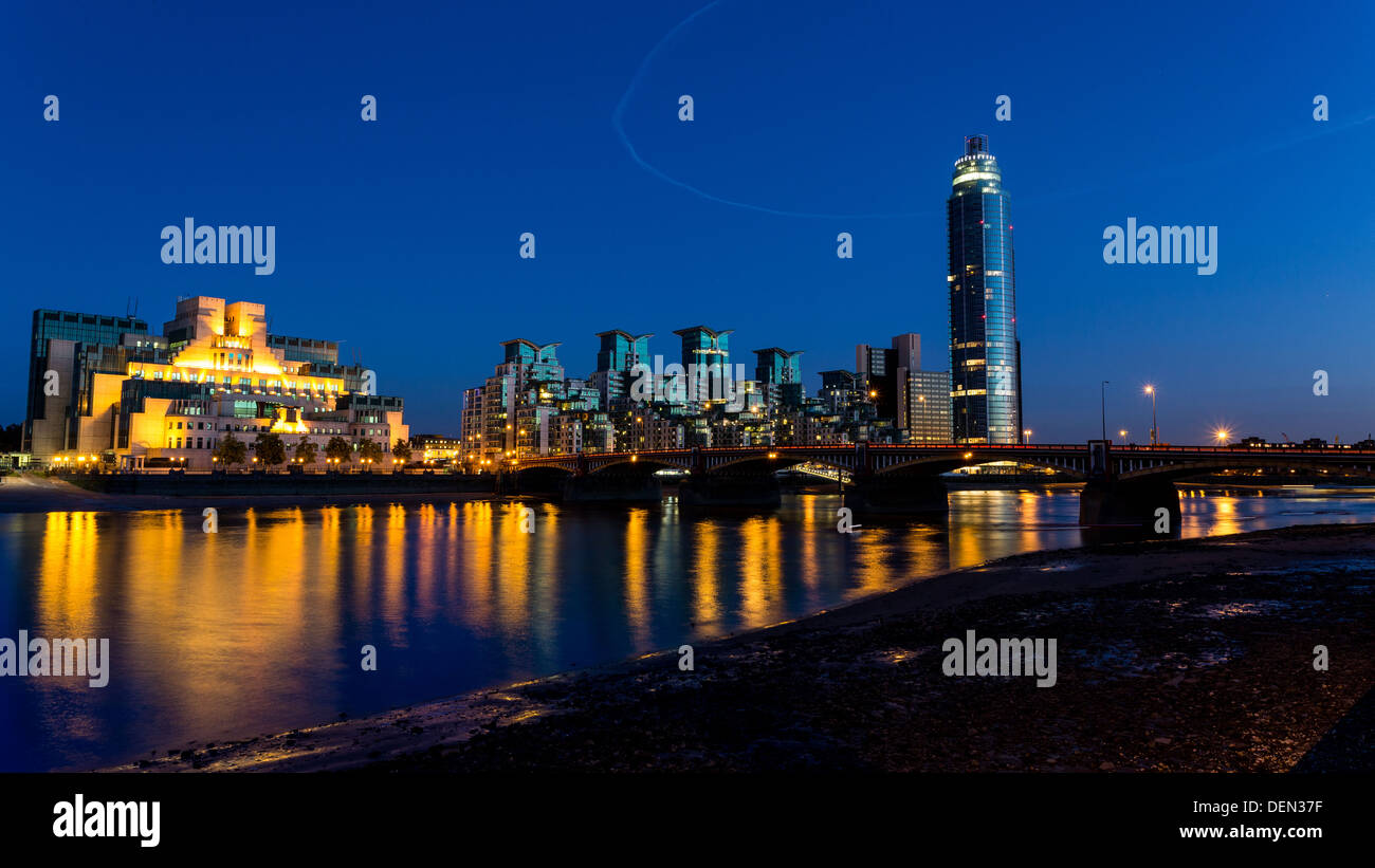 LONDON - ca. 2013: MI6 und Vauxhall während der Nacht und Themse Reflexion Stockfoto