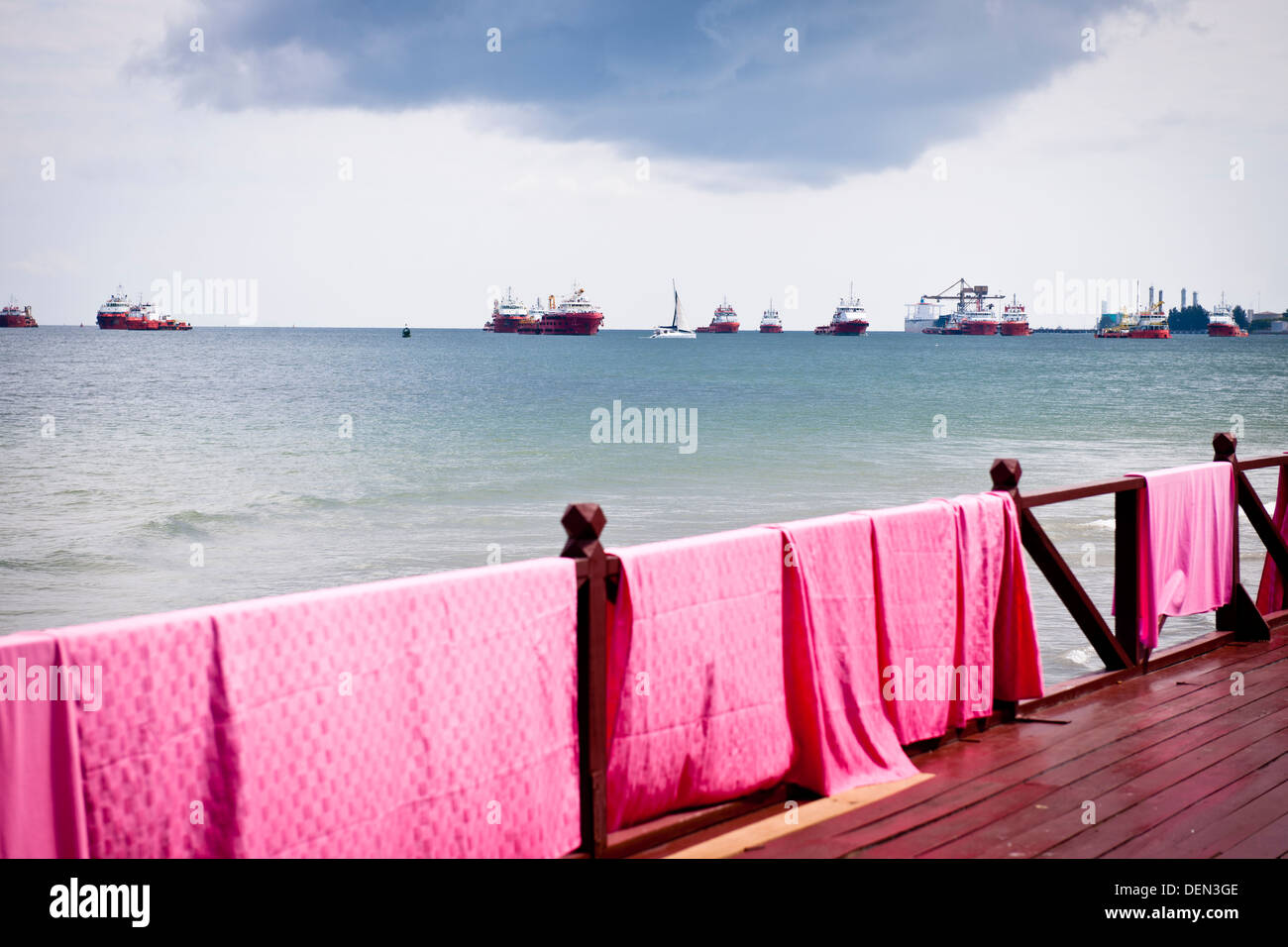 Tischdecken-Luft auf die Schiene des Yacht Club in Labuan, Malaysia Stockfoto