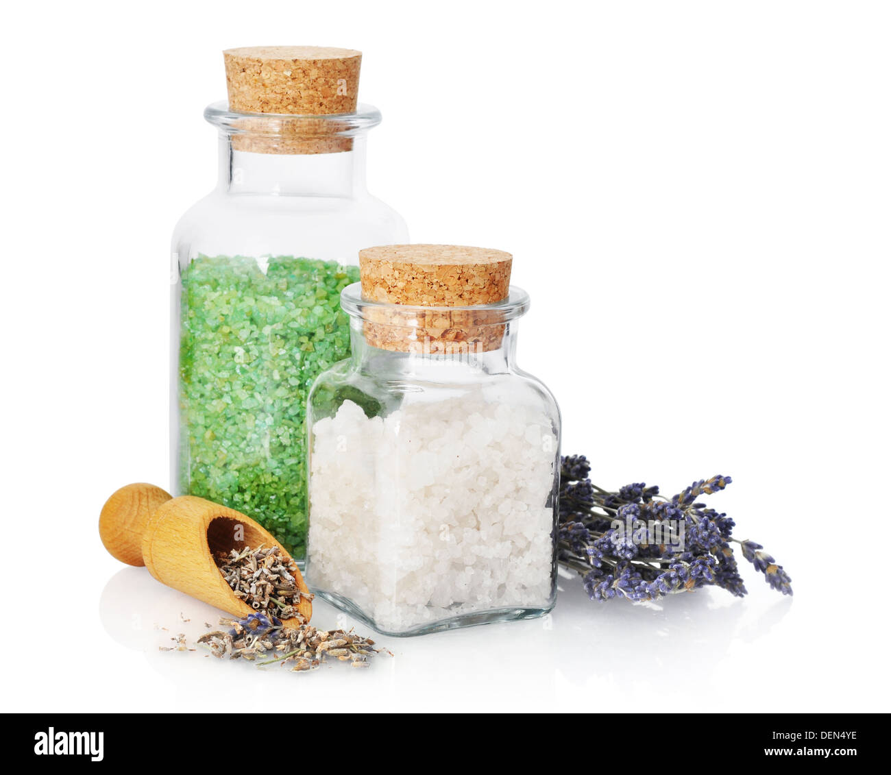 Spa-Komposition mit Lavendel und Meer Salz isolierten auf weißen Hintergrund Stockfoto