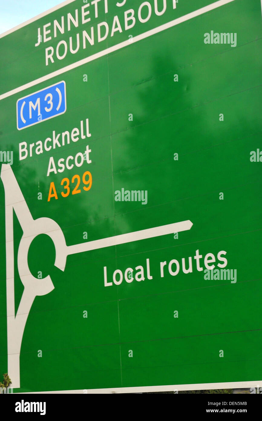 Ein Kreisverkehr Verkehrsschild regelt den Verkehr auf der Autobahn M3, Bracknell und Ascot. Stockfoto